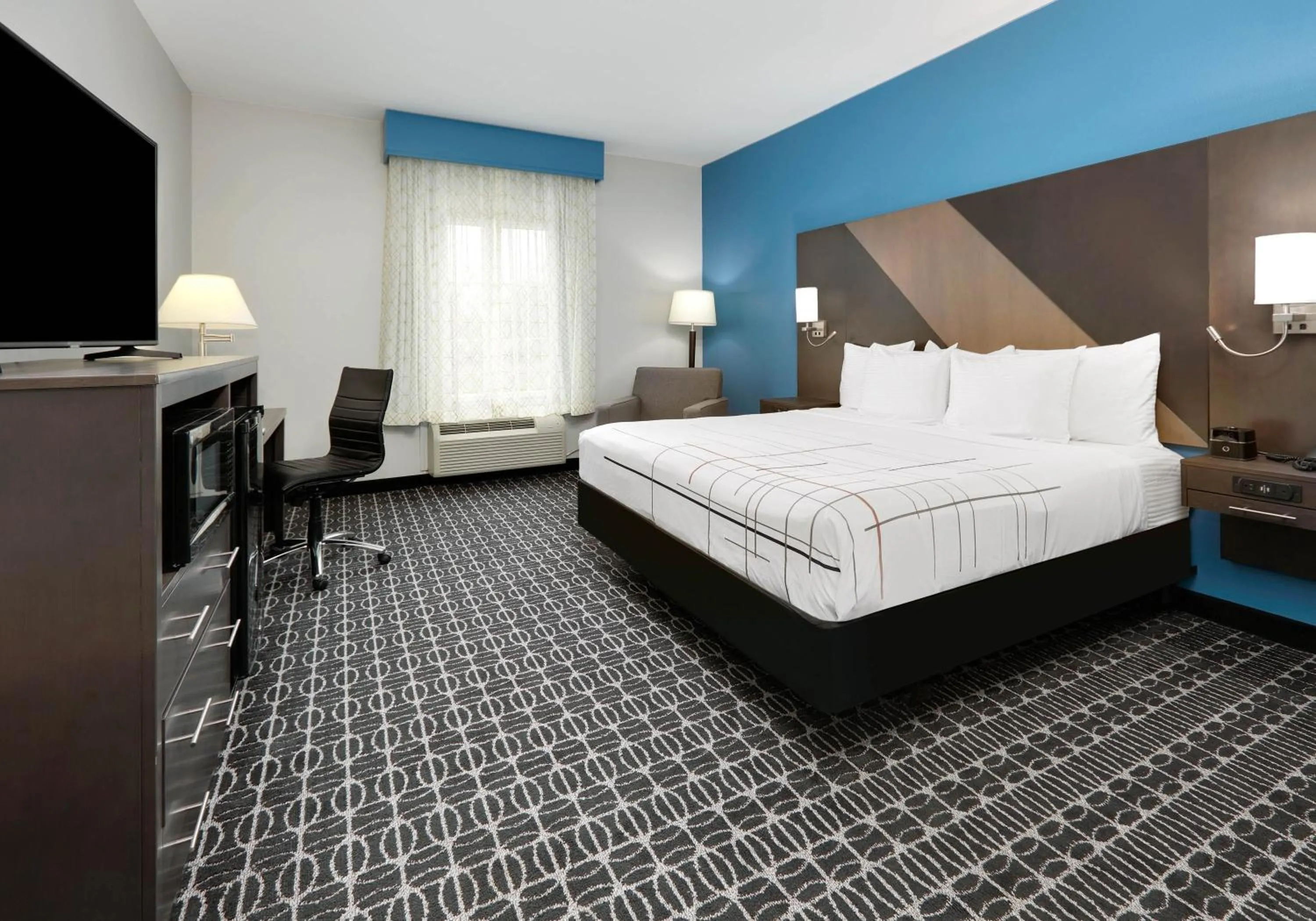 Bed in La Quinta by Wyndham Sulphur Springs