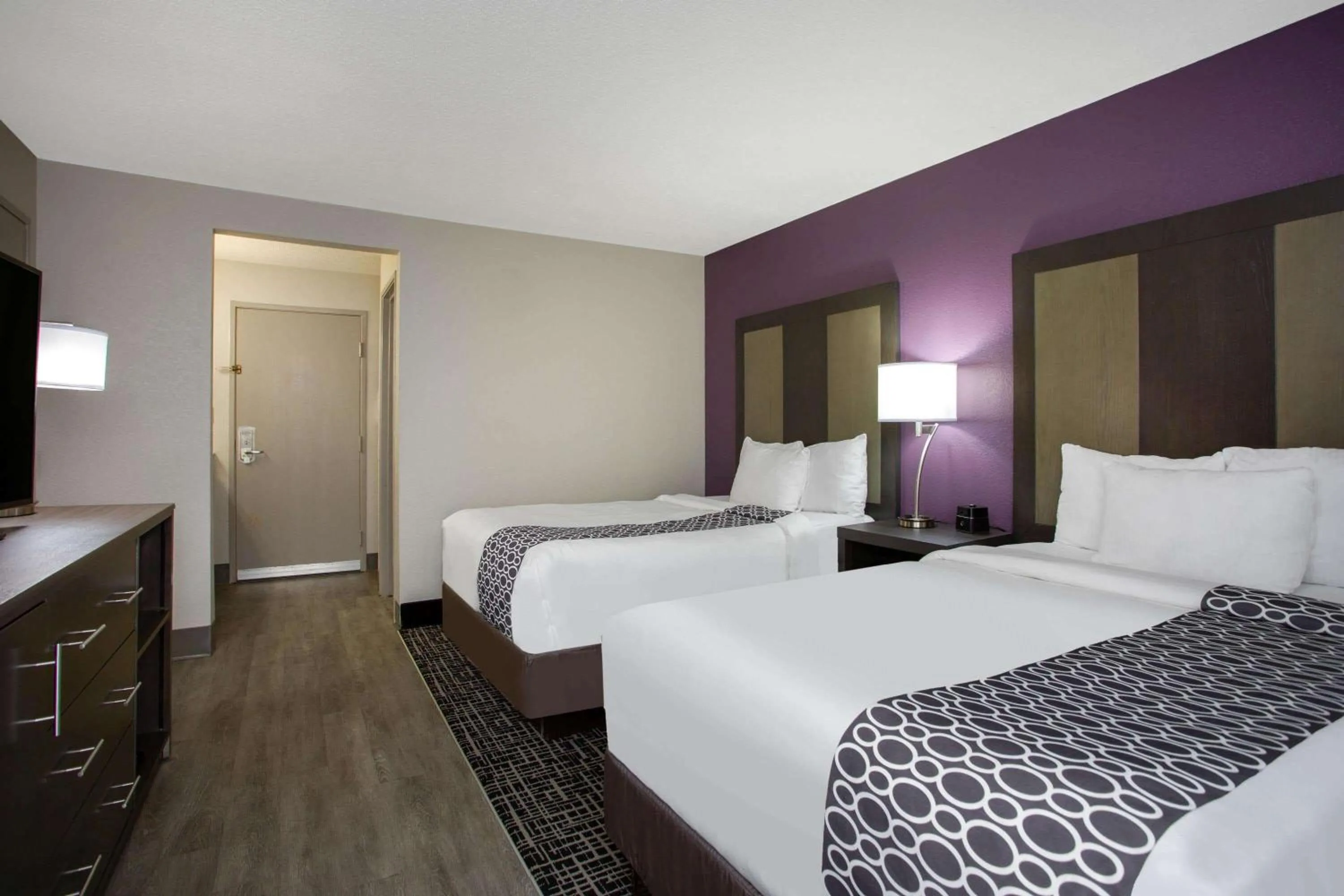 Photo of the whole room, Bed in La Quinta Inn by Wyndham Roanoke Salem