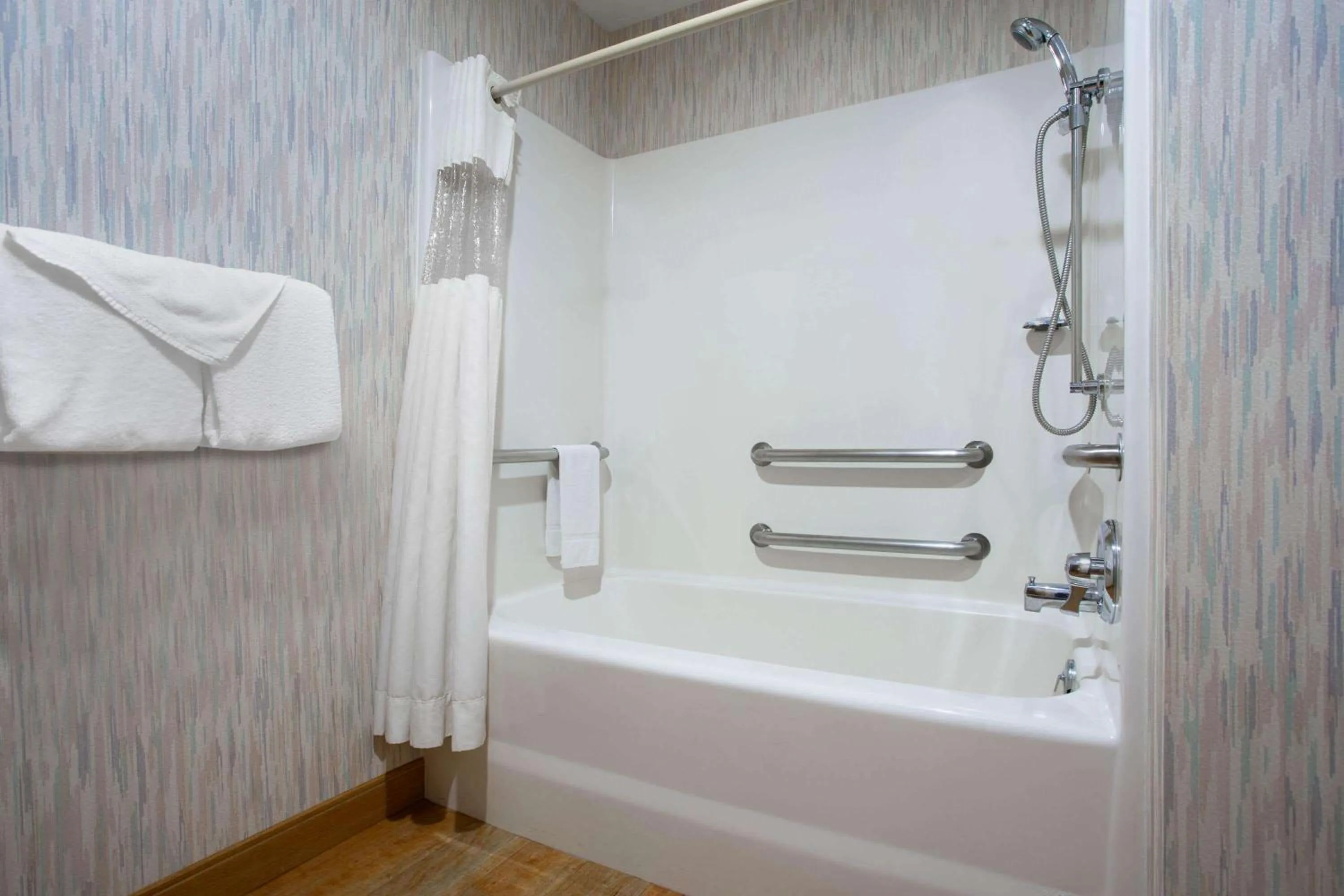 Bathroom in La Quinta Inn by Wyndham Roanoke Salem