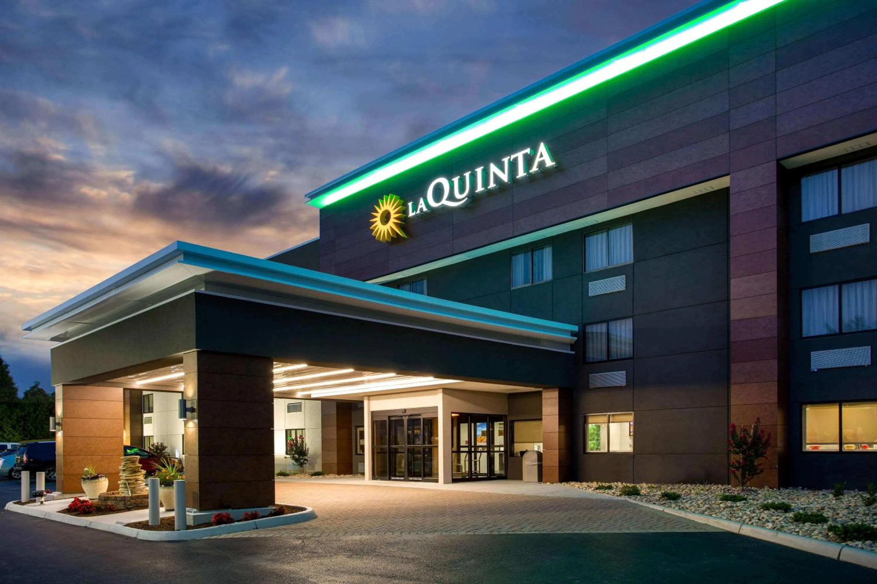 Property building in La Quinta Inn by Wyndham Roanoke Salem