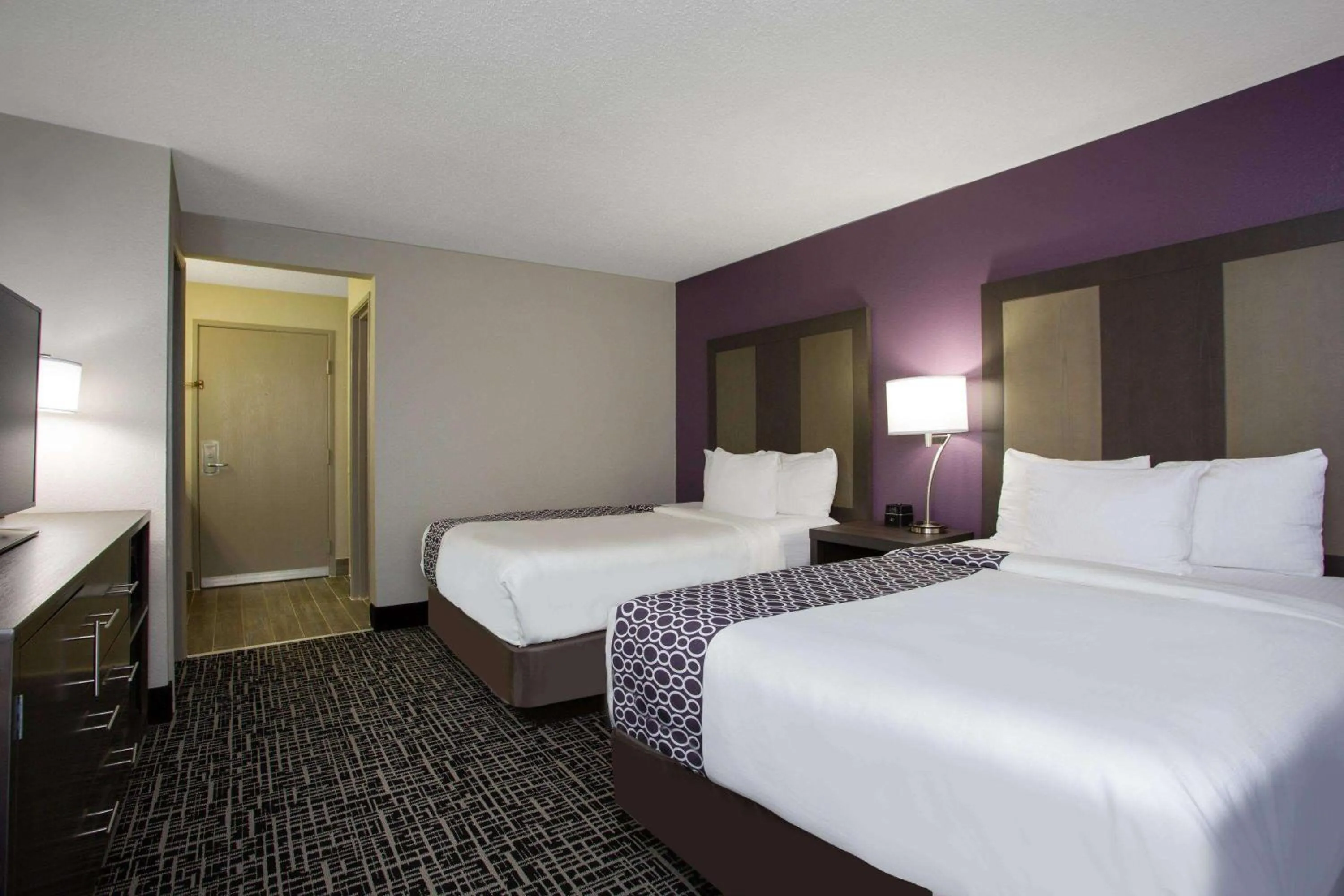 Photo of the whole room, Bed in La Quinta Inn by Wyndham Roanoke Salem