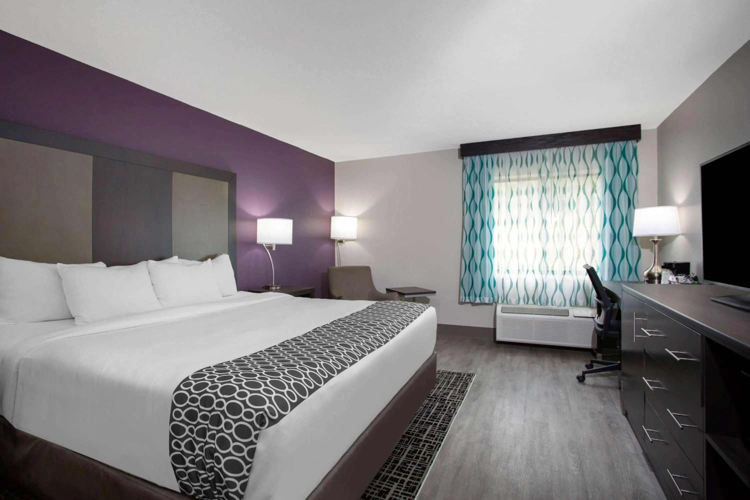 Photo of the whole room, Bed in La Quinta Inn by Wyndham Roanoke Salem