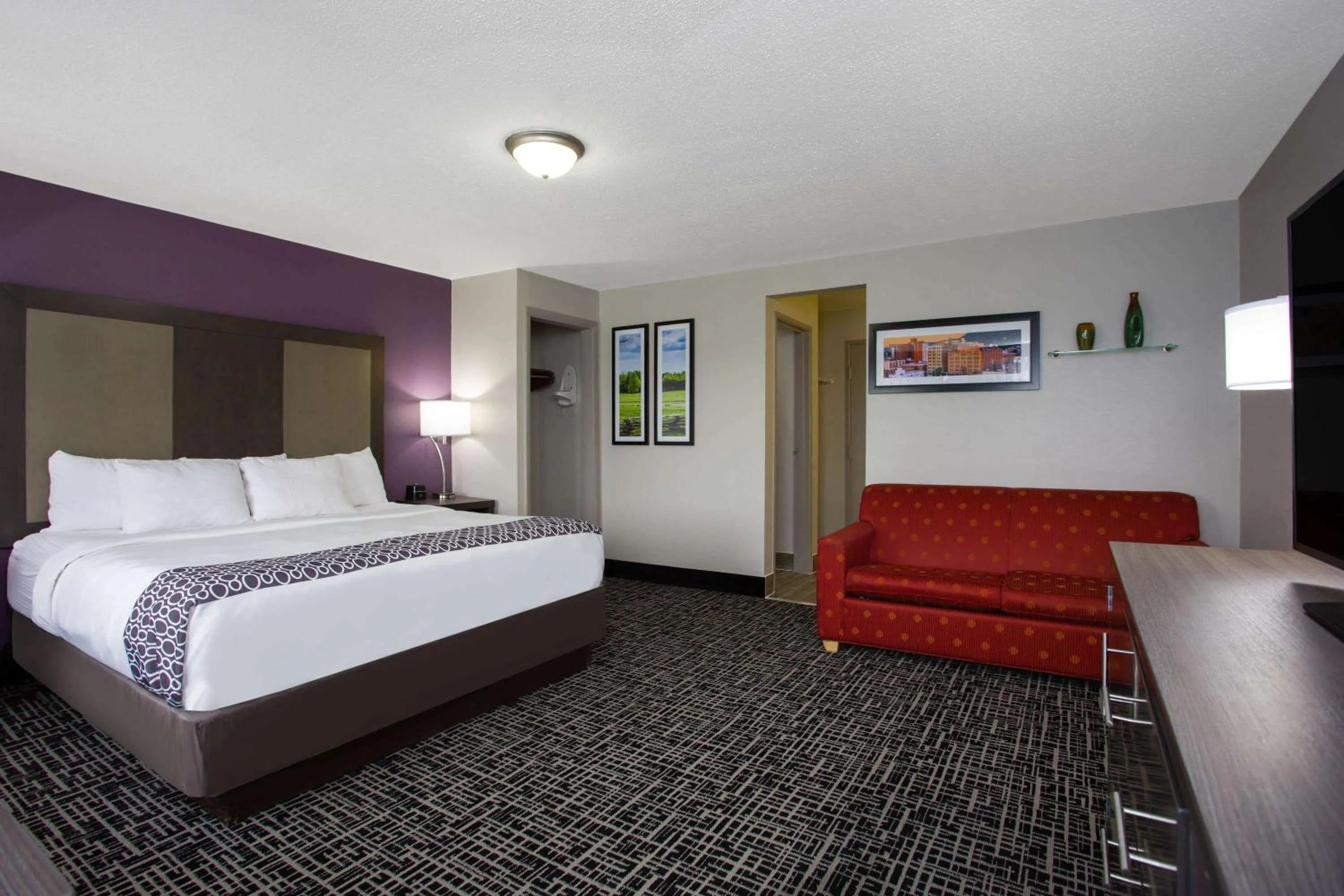 Photo of the whole room, Bed in La Quinta Inn by Wyndham Roanoke Salem
