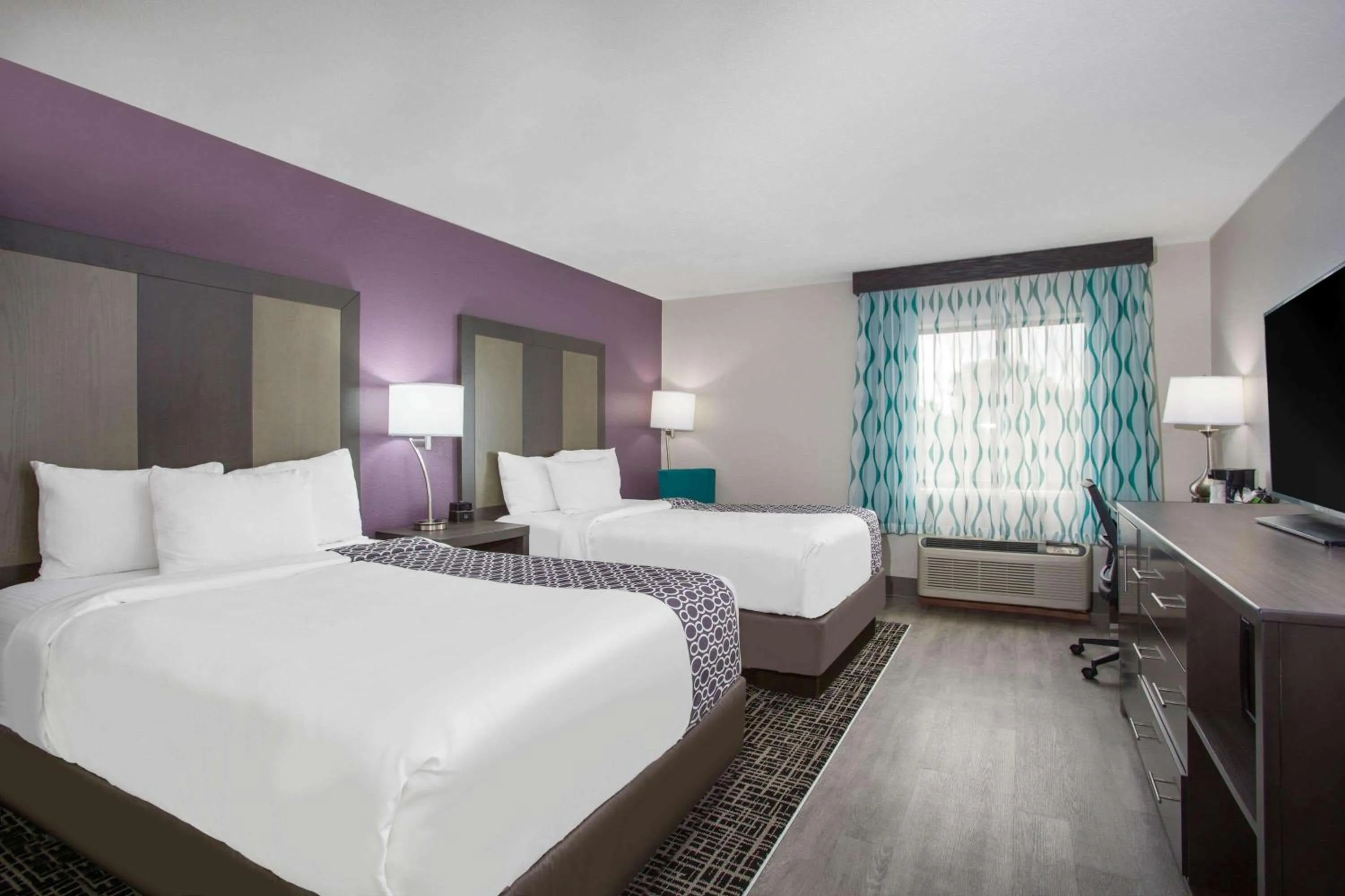 Photo of the whole room, Bed in La Quinta Inn by Wyndham Roanoke Salem