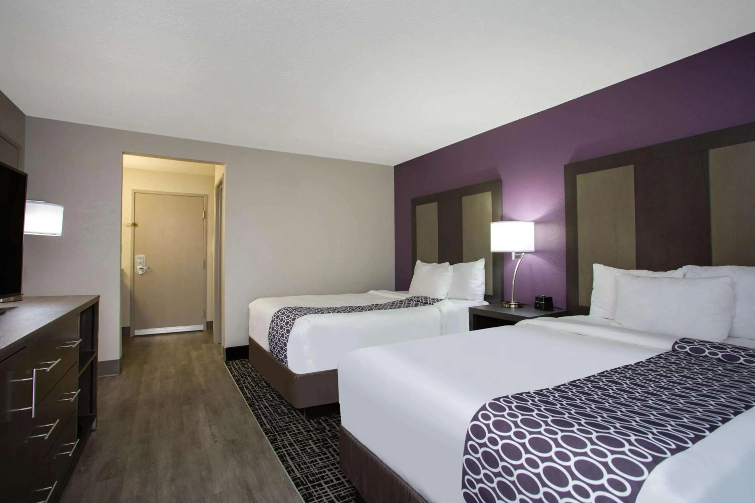 Photo of the whole room, Bed in La Quinta Inn by Wyndham Roanoke Salem