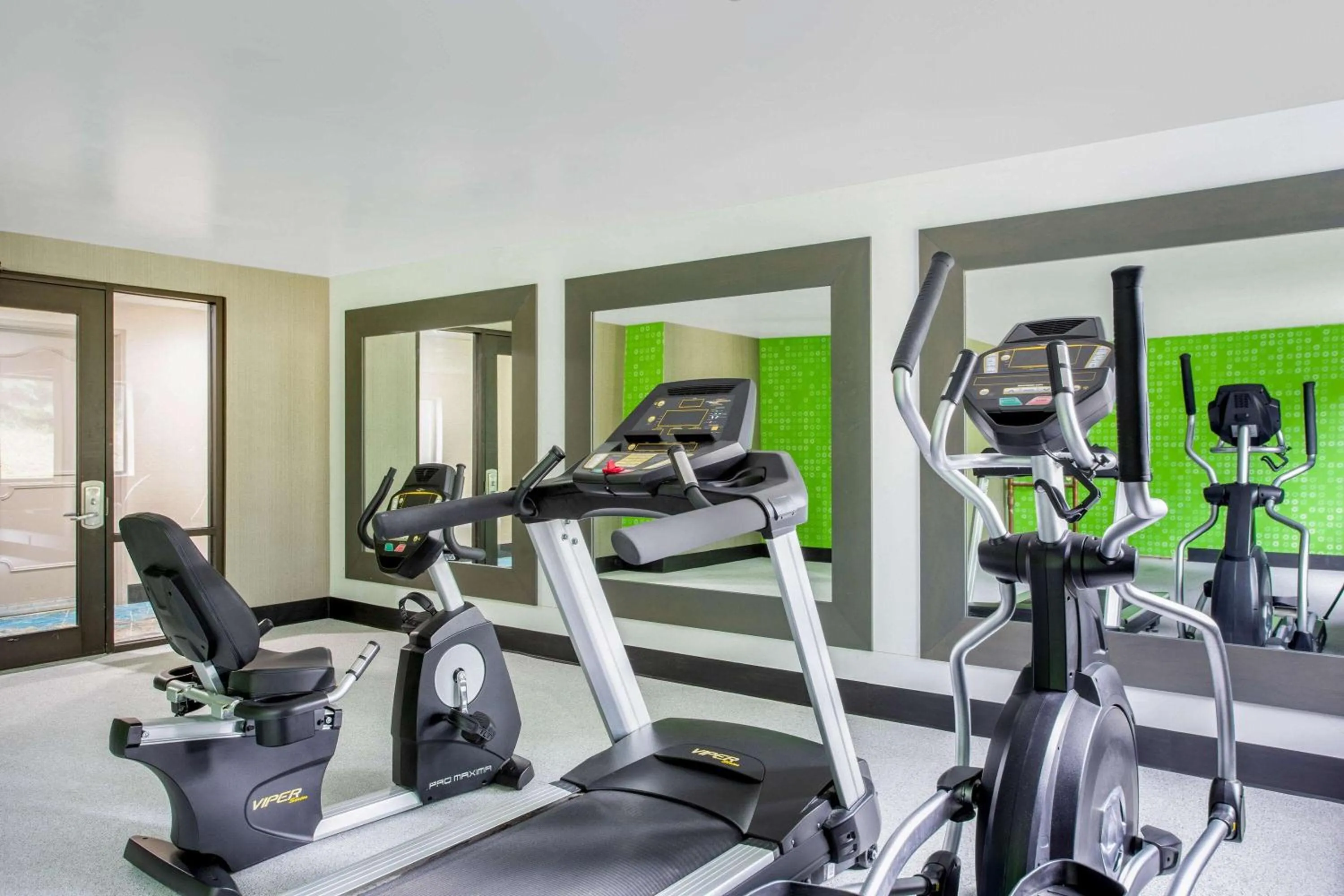 Fitness centre/facilities in La Quinta Inn by Wyndham Roanoke Salem
