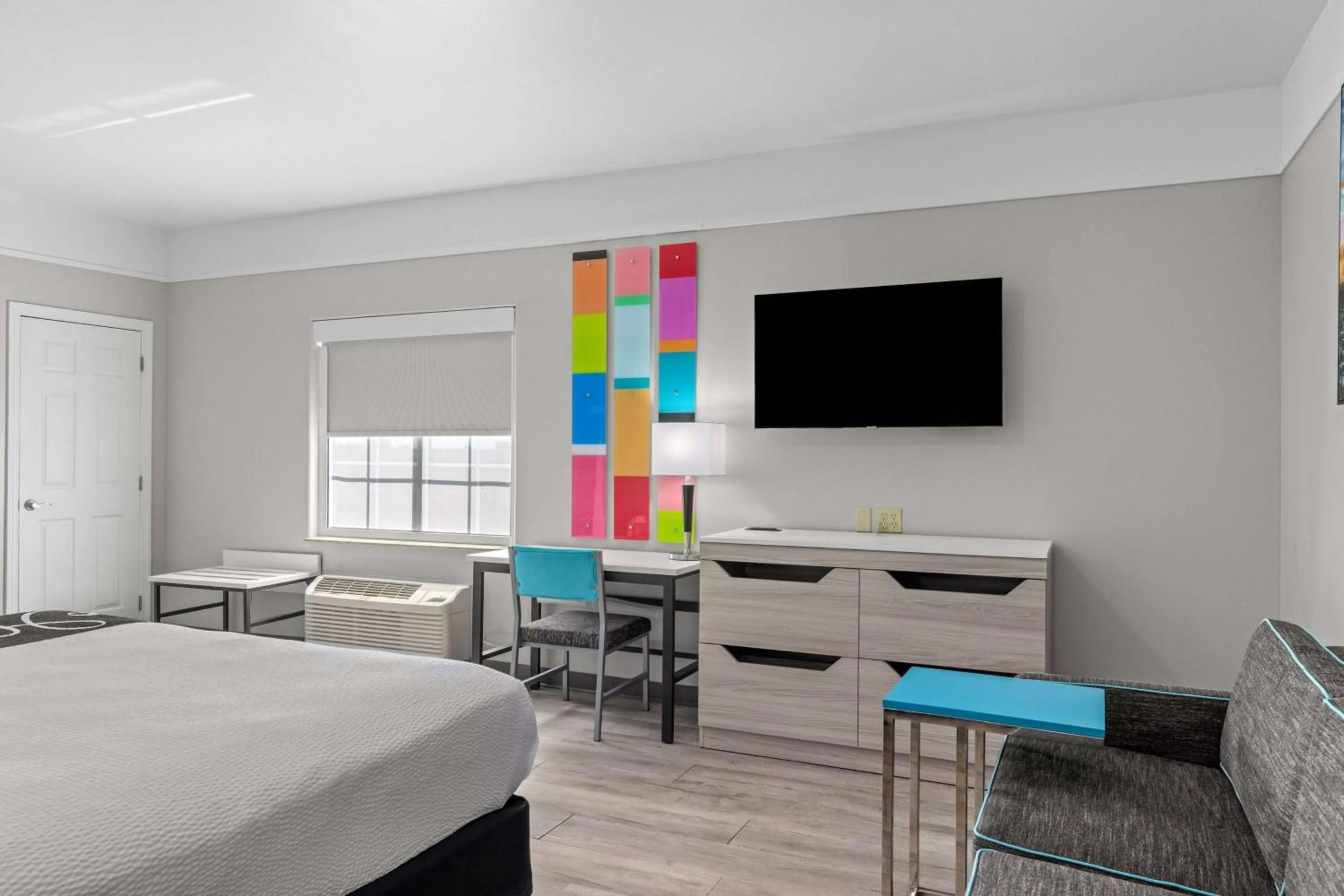 Bed in La Quinta Inn Suites by Wyndham Raymondville Harlingen