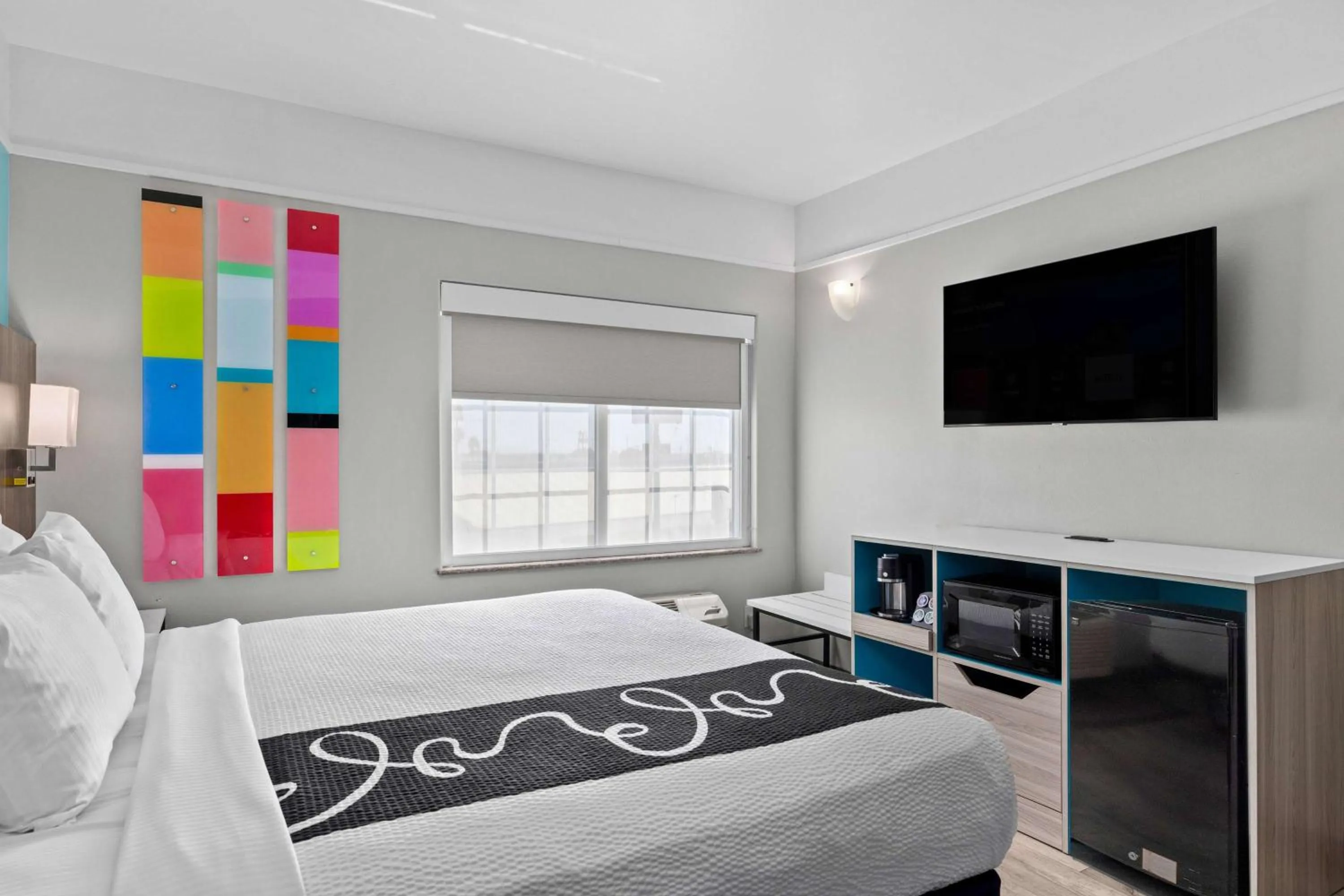 Photo of the whole room, Bed in La Quinta Inn Suites by Wyndham Raymondville Harlingen