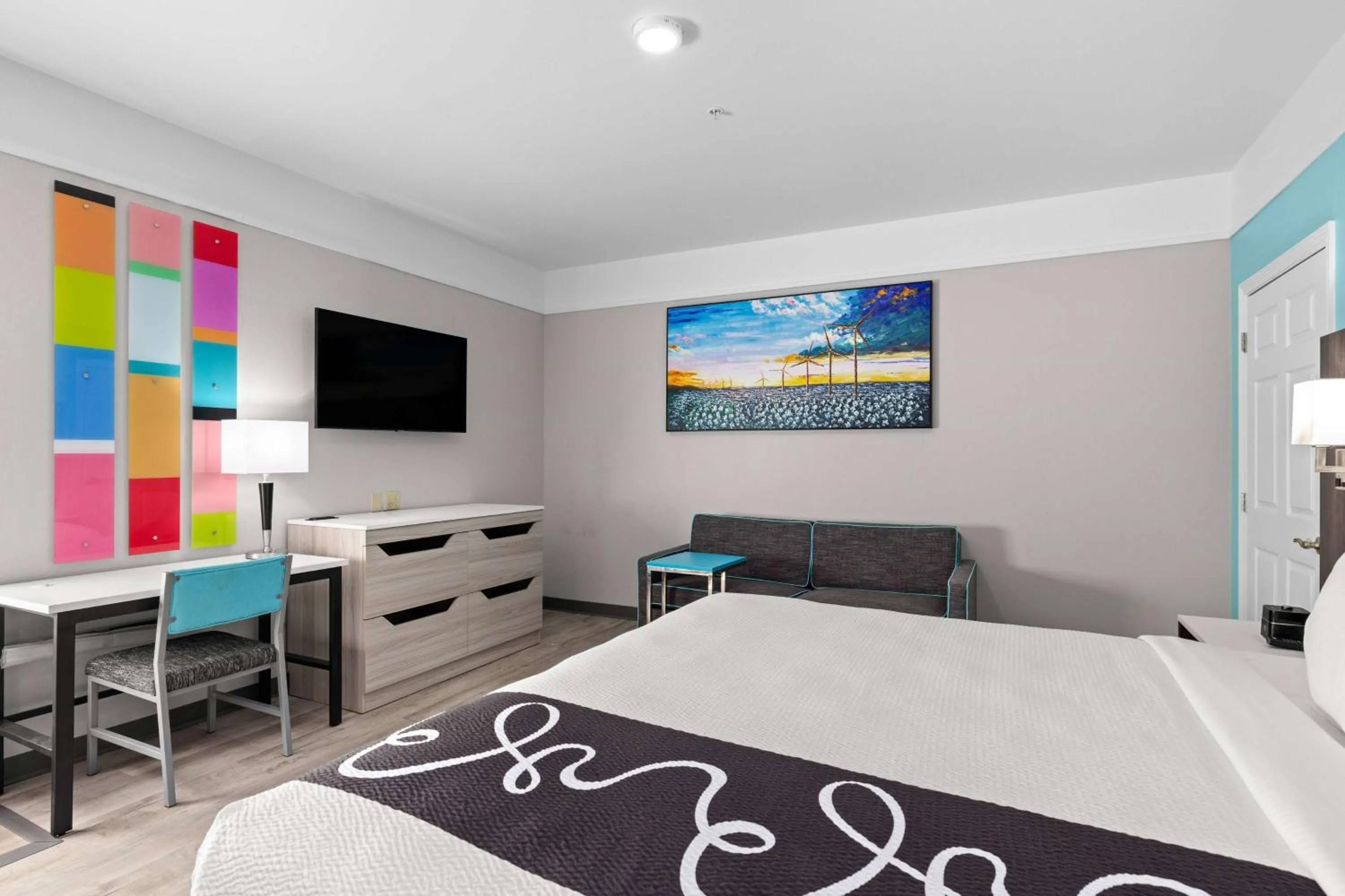 Photo of the whole room, Bed in La Quinta Inn Suites by Wyndham Raymondville Harlingen