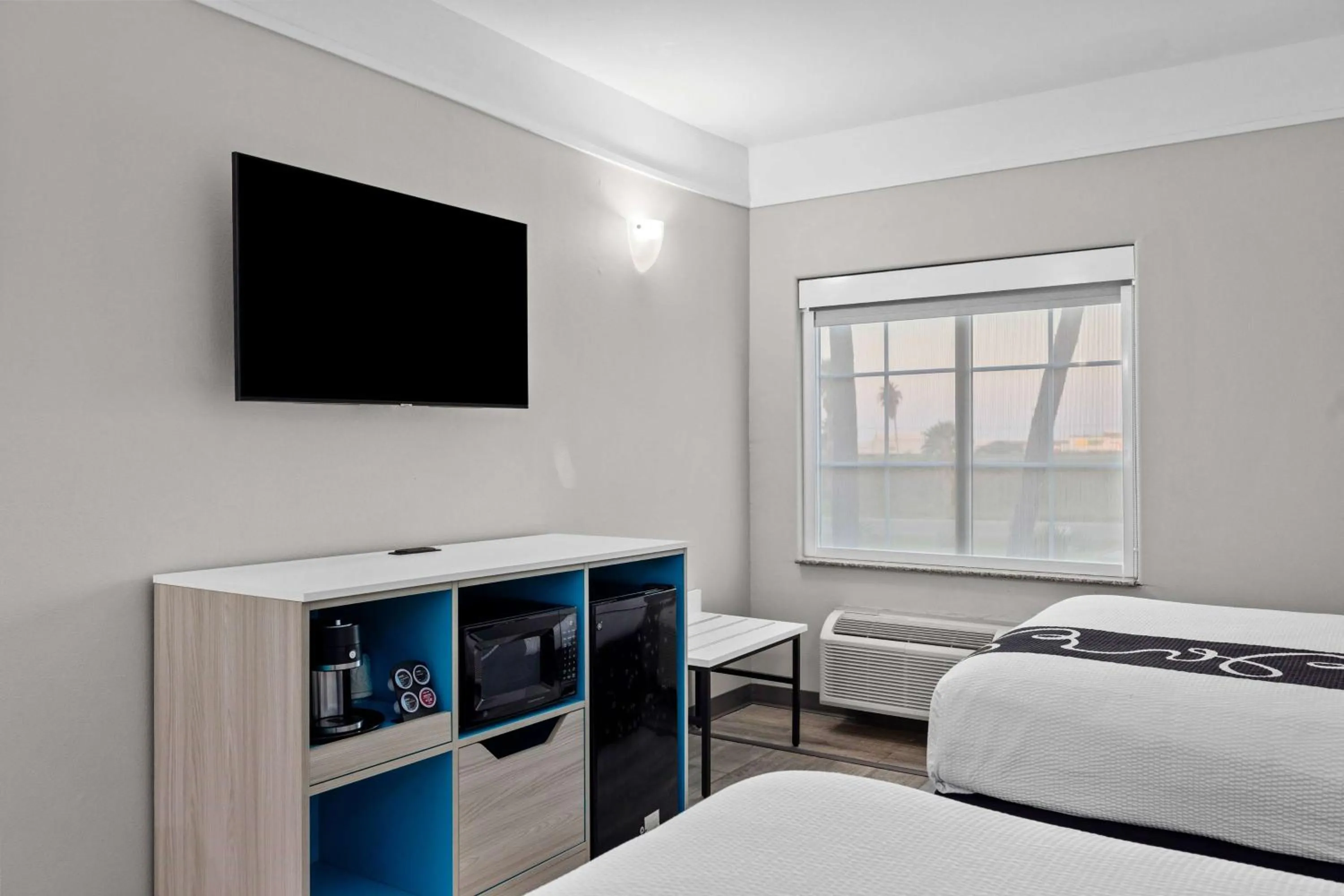 Photo of the whole room, Bed in La Quinta Inn Suites by Wyndham Raymondville Harlingen