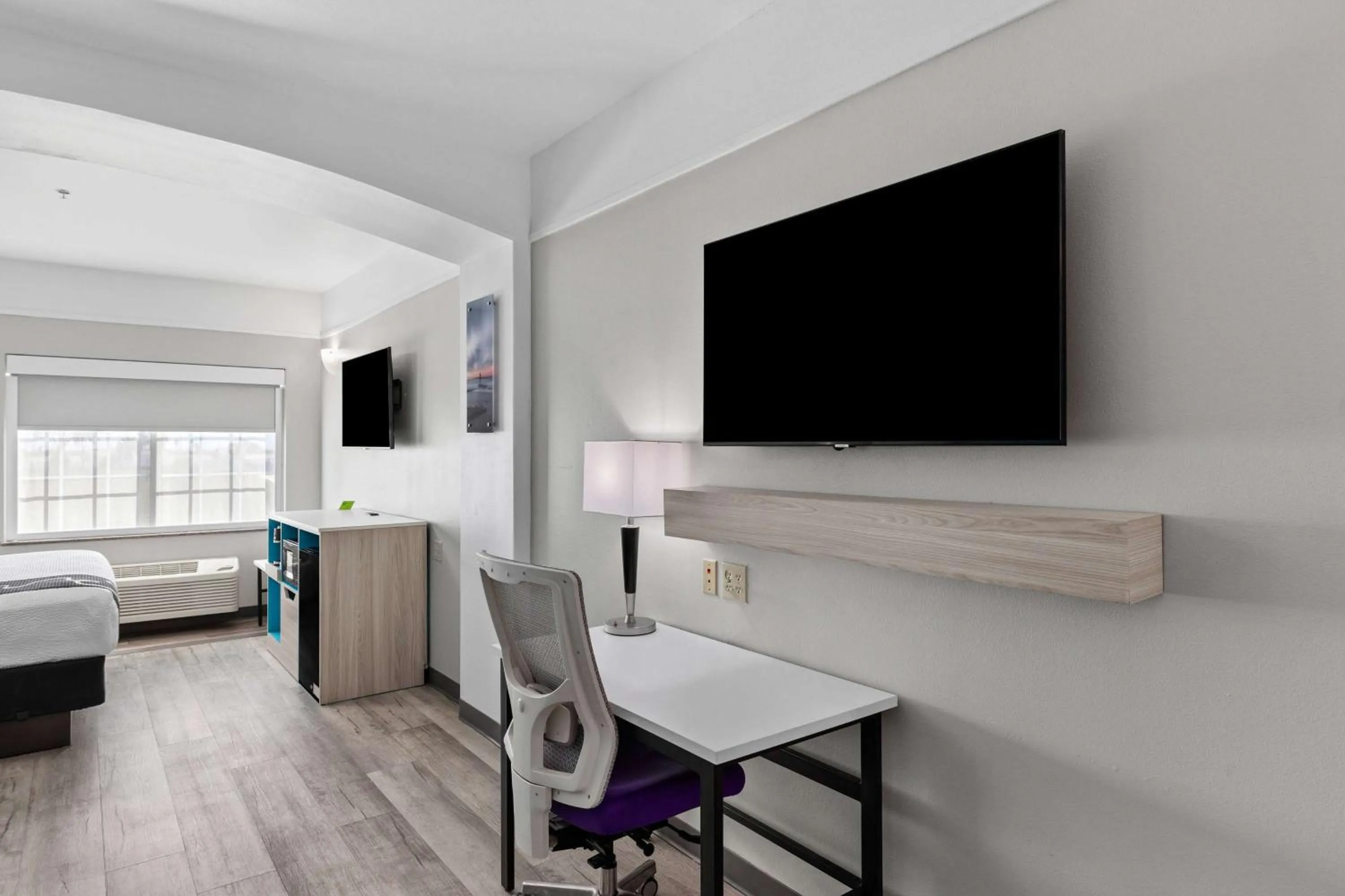 Photo of the whole room, Bed in La Quinta Inn Suites by Wyndham Raymondville Harlingen