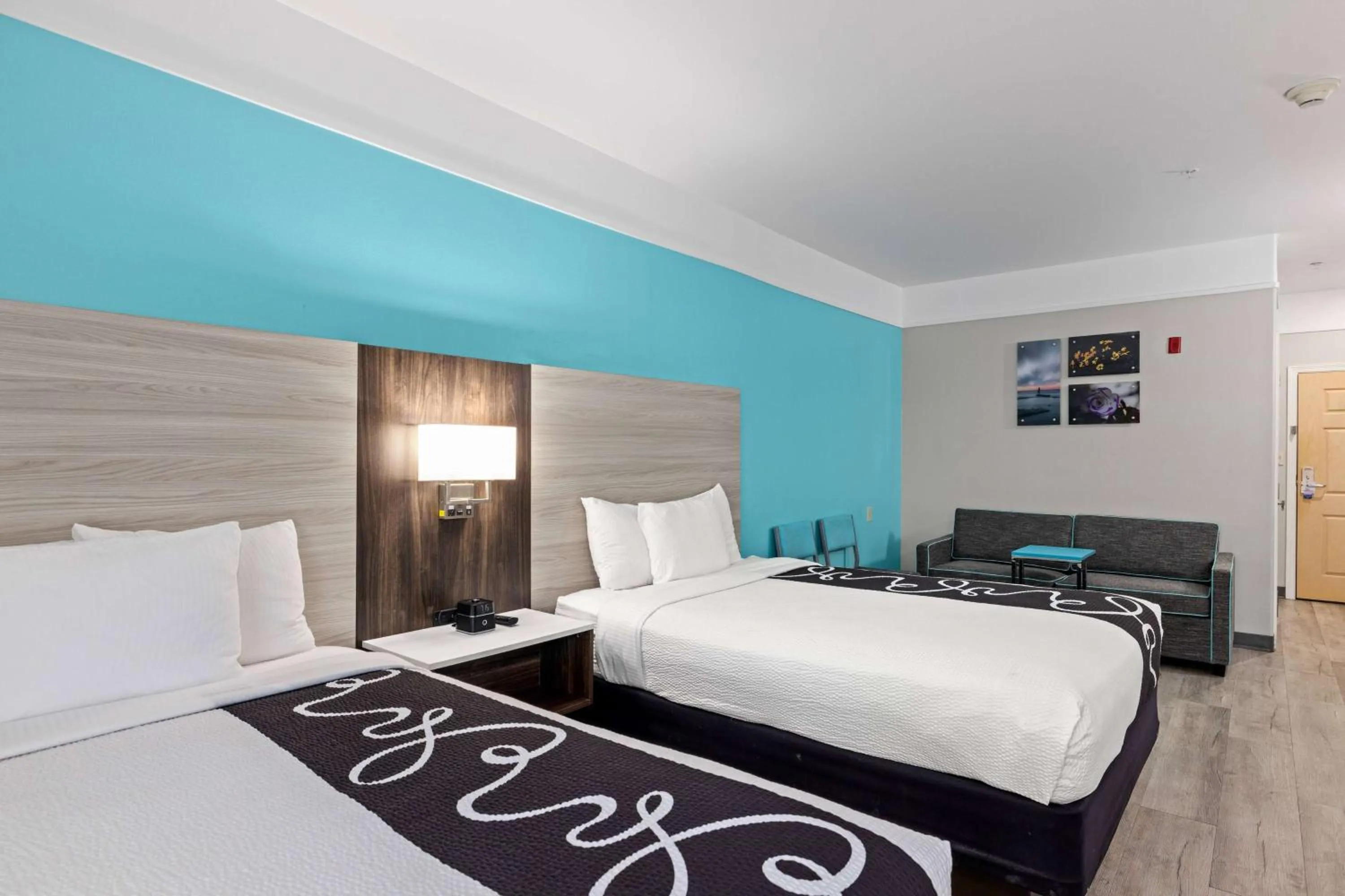 Photo of the whole room, Bed in La Quinta Inn Suites by Wyndham Raymondville Harlingen