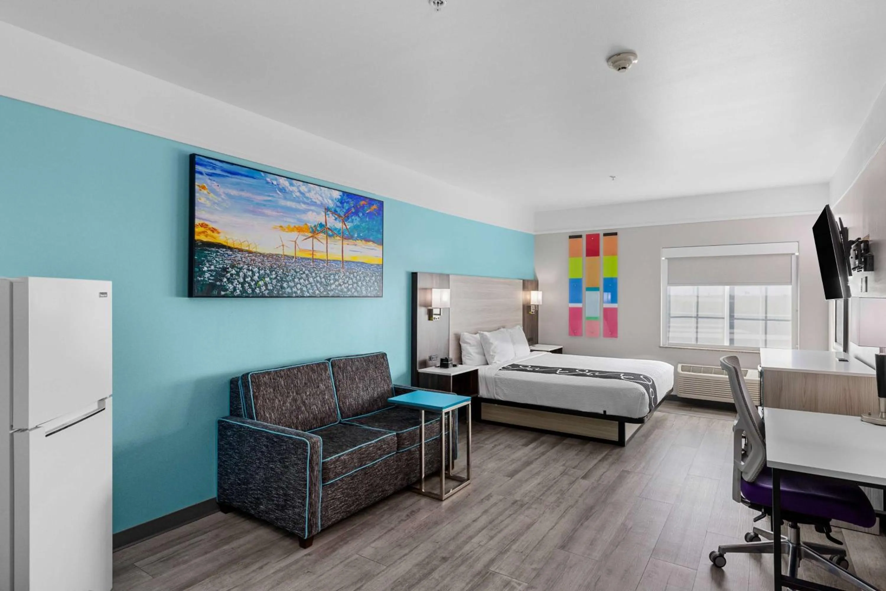 Photo of the whole room, Bed in La Quinta Inn Suites by Wyndham Raymondville Harlingen