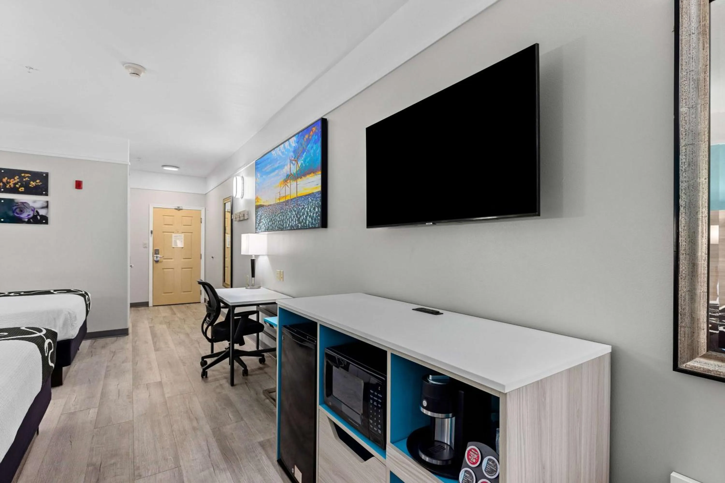 Photo of the whole room, Bed in La Quinta Inn Suites by Wyndham Raymondville Harlingen