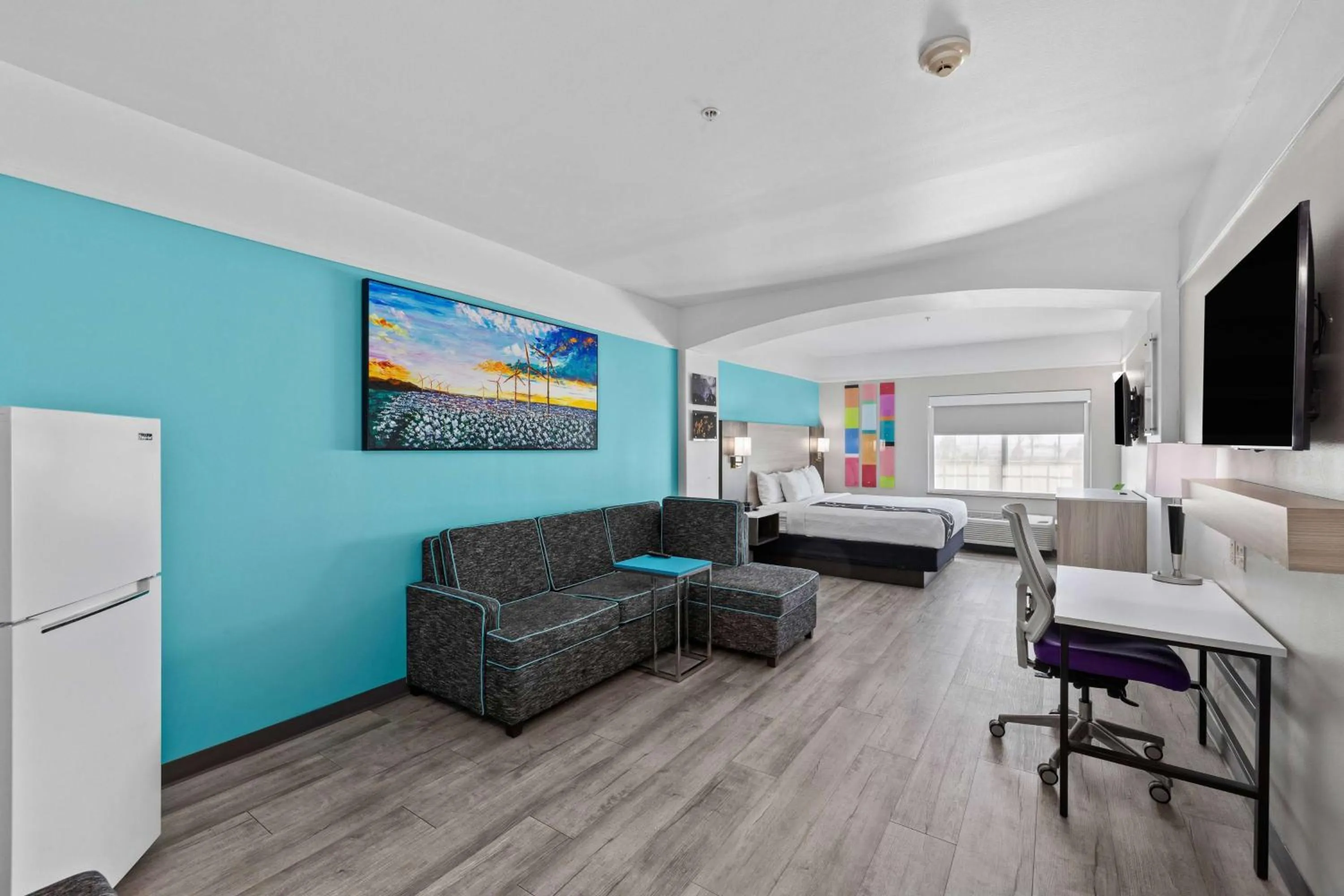 Photo of the whole room, Bed in La Quinta Inn Suites by Wyndham Raymondville Harlingen