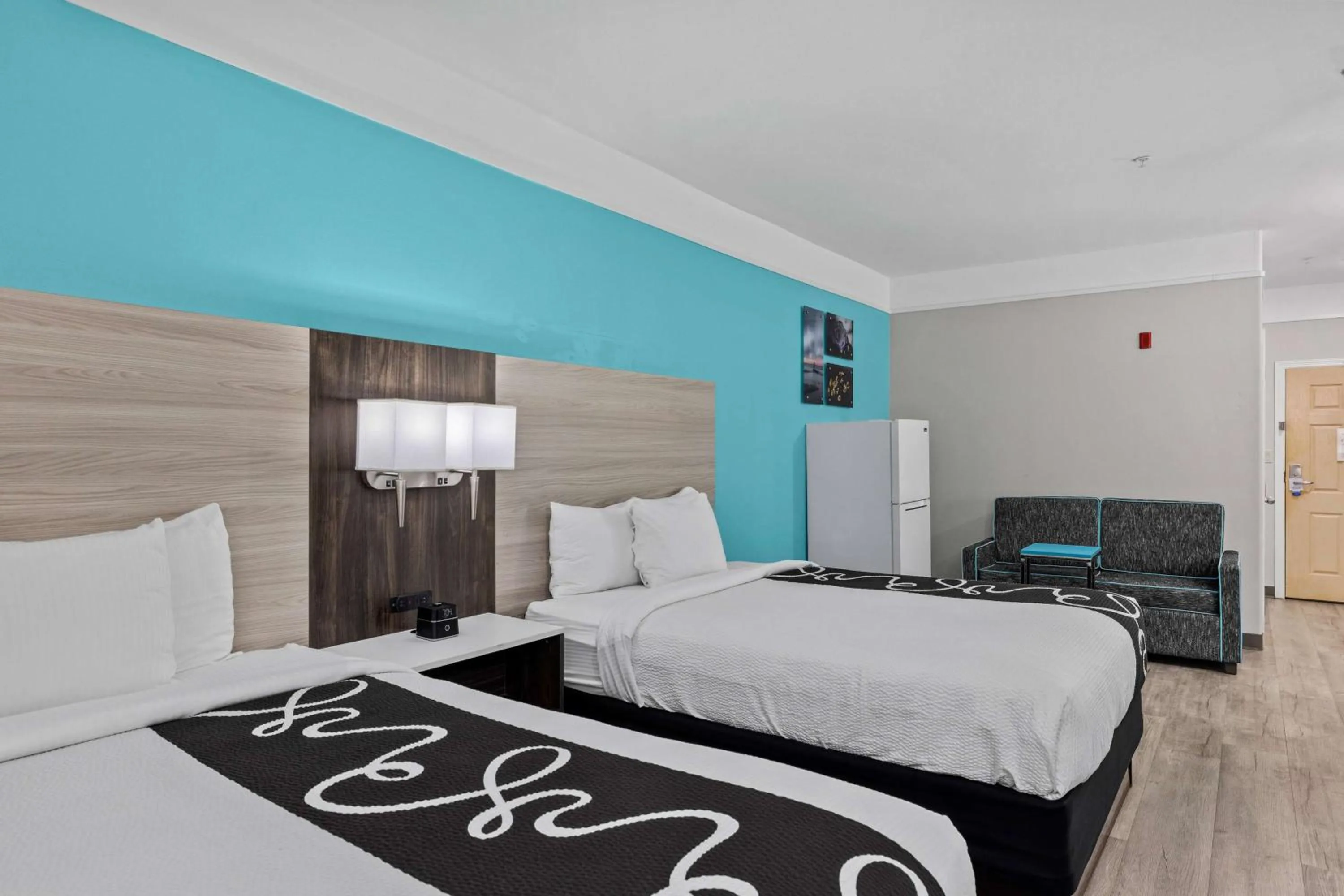 Photo of the whole room, Bed in La Quinta Inn Suites by Wyndham Raymondville Harlingen