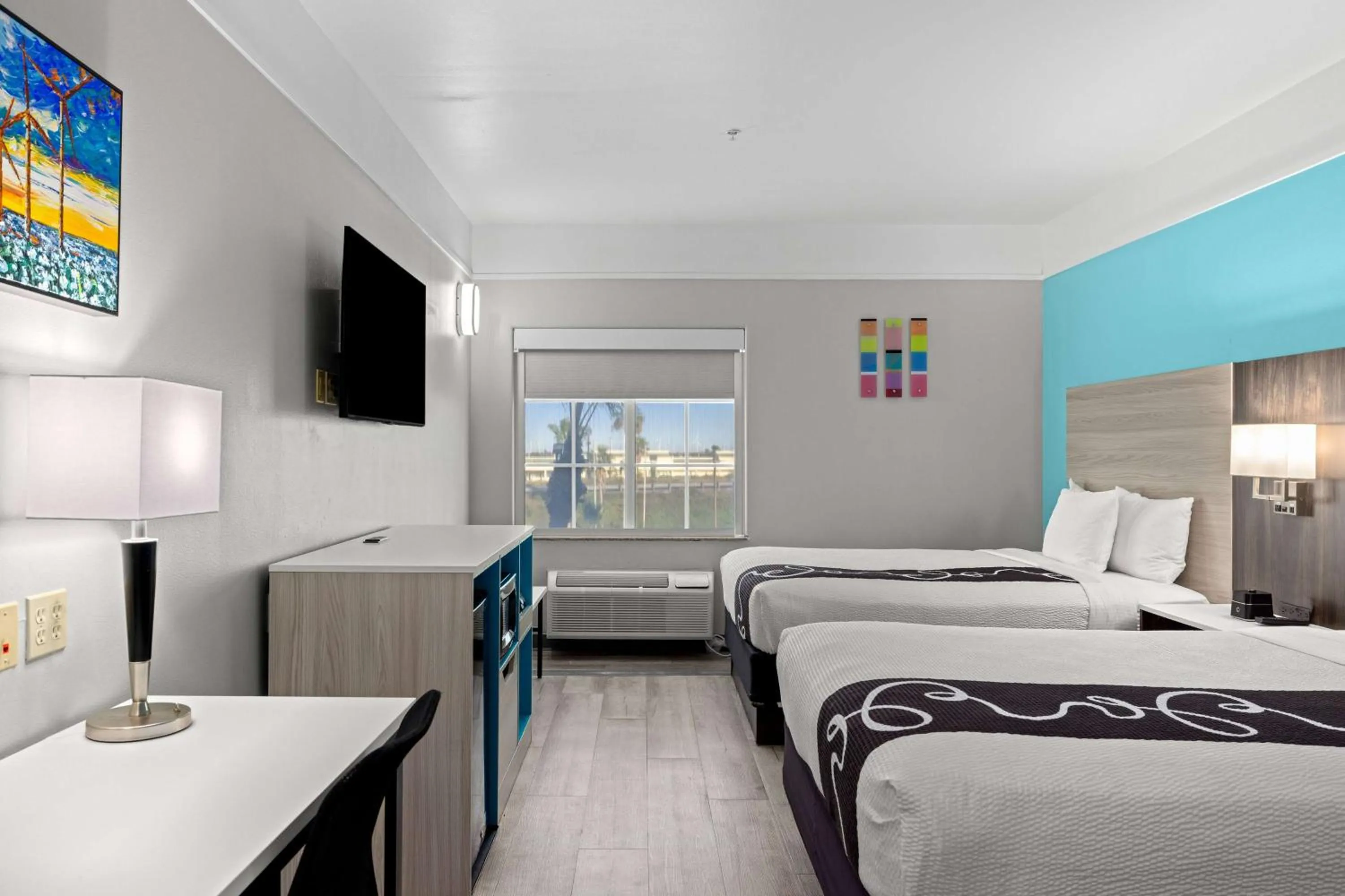 Photo of the whole room, Bed in La Quinta Inn Suites by Wyndham Raymondville Harlingen