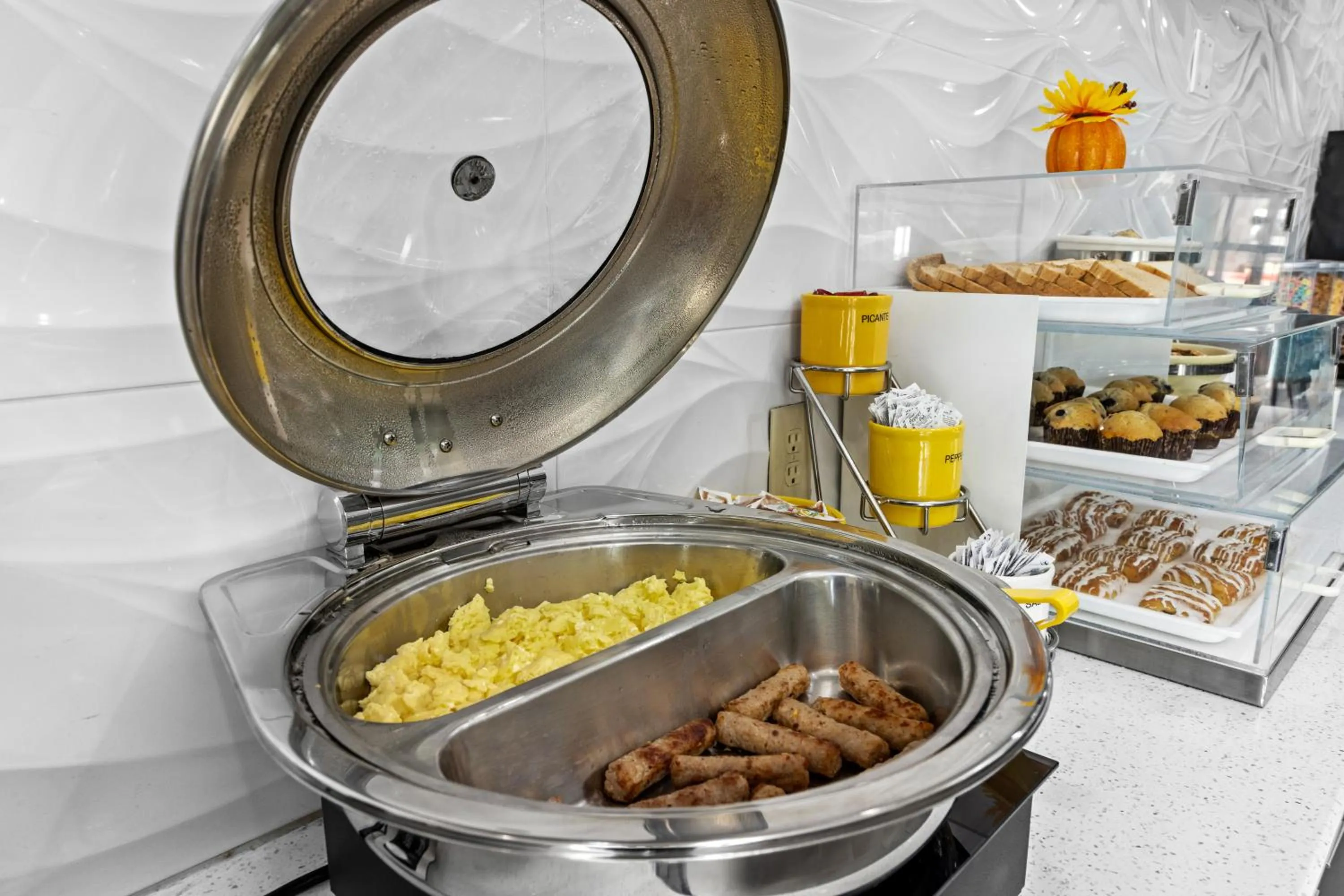 Food and drinks in La Quinta Inn Suites by Wyndham Raymondville Harlingen