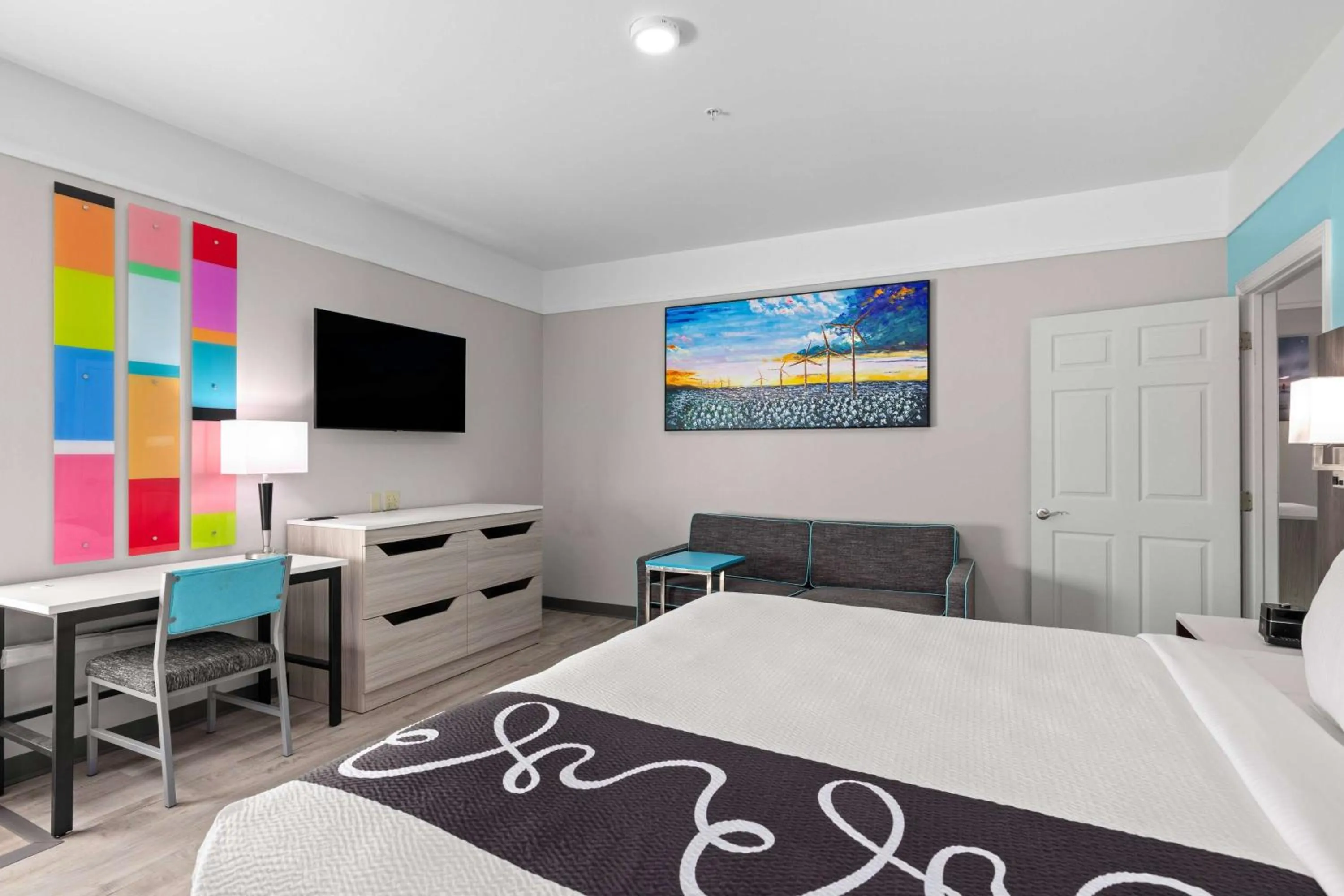 Photo of the whole room, Bed in La Quinta Inn Suites by Wyndham Raymondville Harlingen