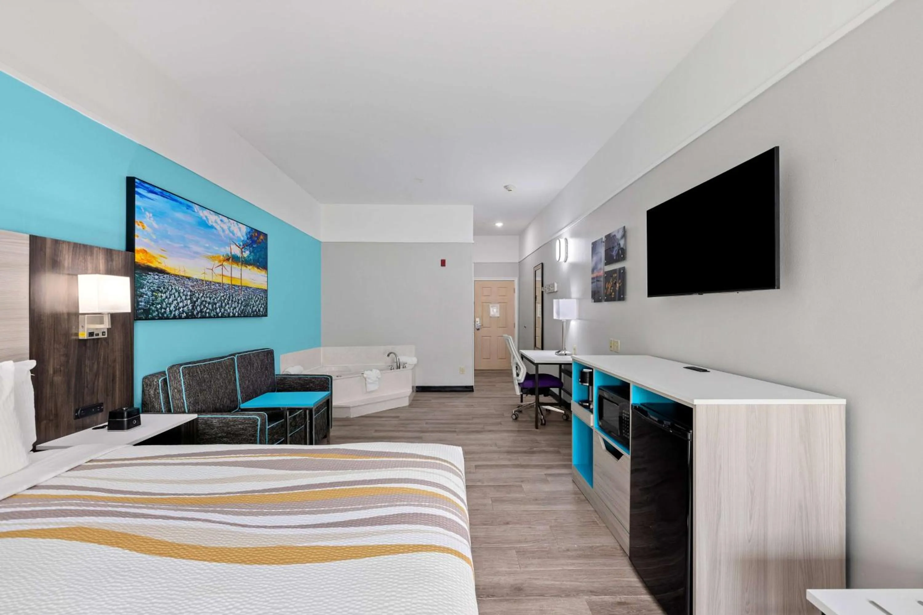 Photo of the whole room, Bed in La Quinta Inn Suites by Wyndham Raymondville Harlingen