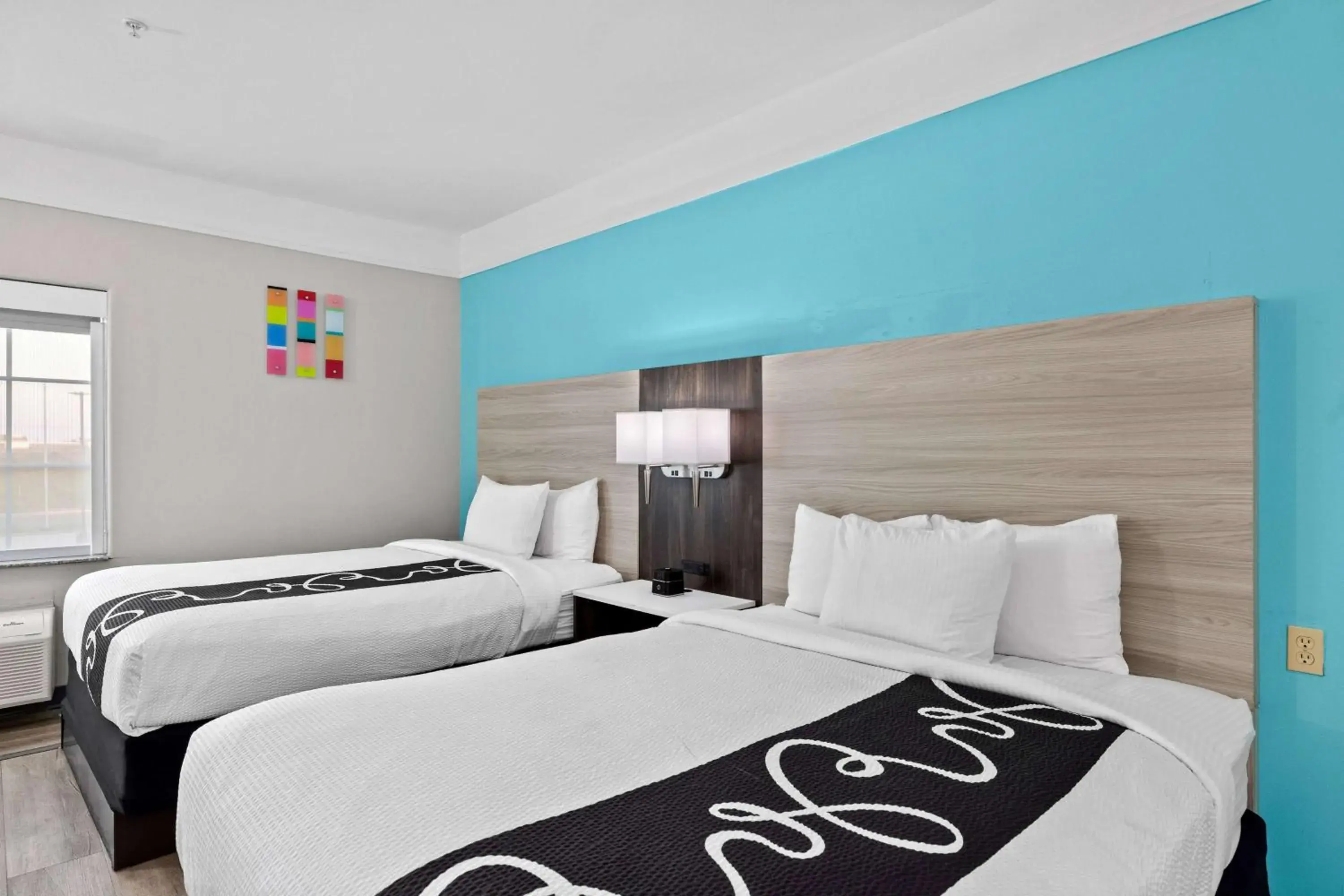 Queen Room with Two Queen Beds and Bath Tub - Mobility/Hearing Access - Non-Smoking in La Quinta Inn Suites by Wyndham Raymondville Harlingen Queen Room with Two Queen Beds and Bath Tub - Mobility/Hearing Access - Non-Smoking in La Quinta Inn Suites by Wyndham Raymondville Harlingen