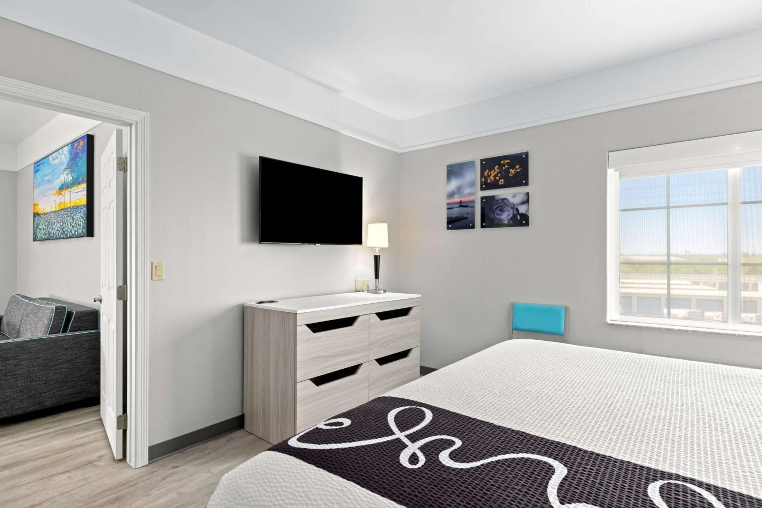 Photo of the whole room, Bed in La Quinta Inn Suites by Wyndham Raymondville Harlingen