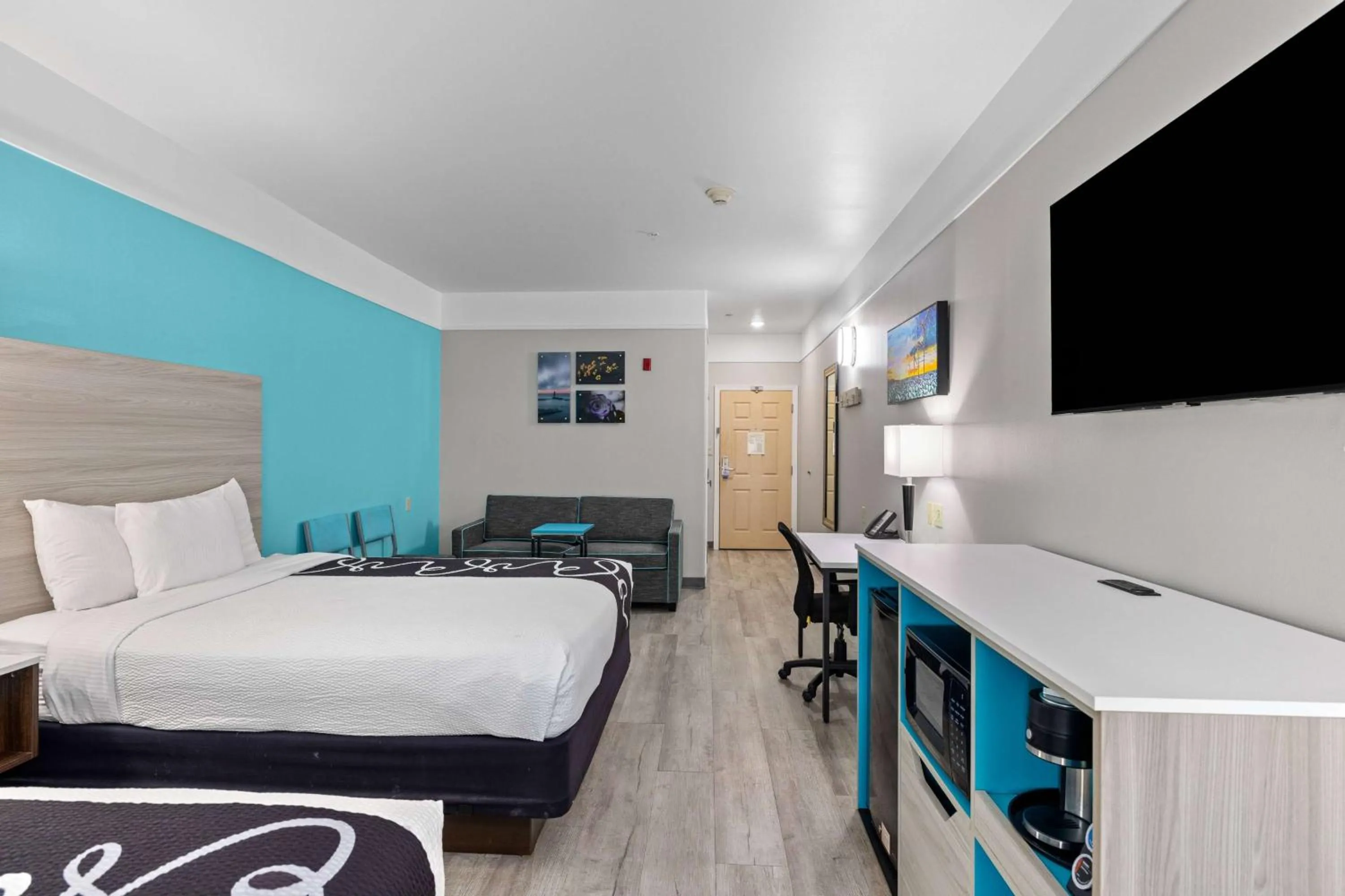 Photo of the whole room, Bed in La Quinta Inn Suites by Wyndham Raymondville Harlingen