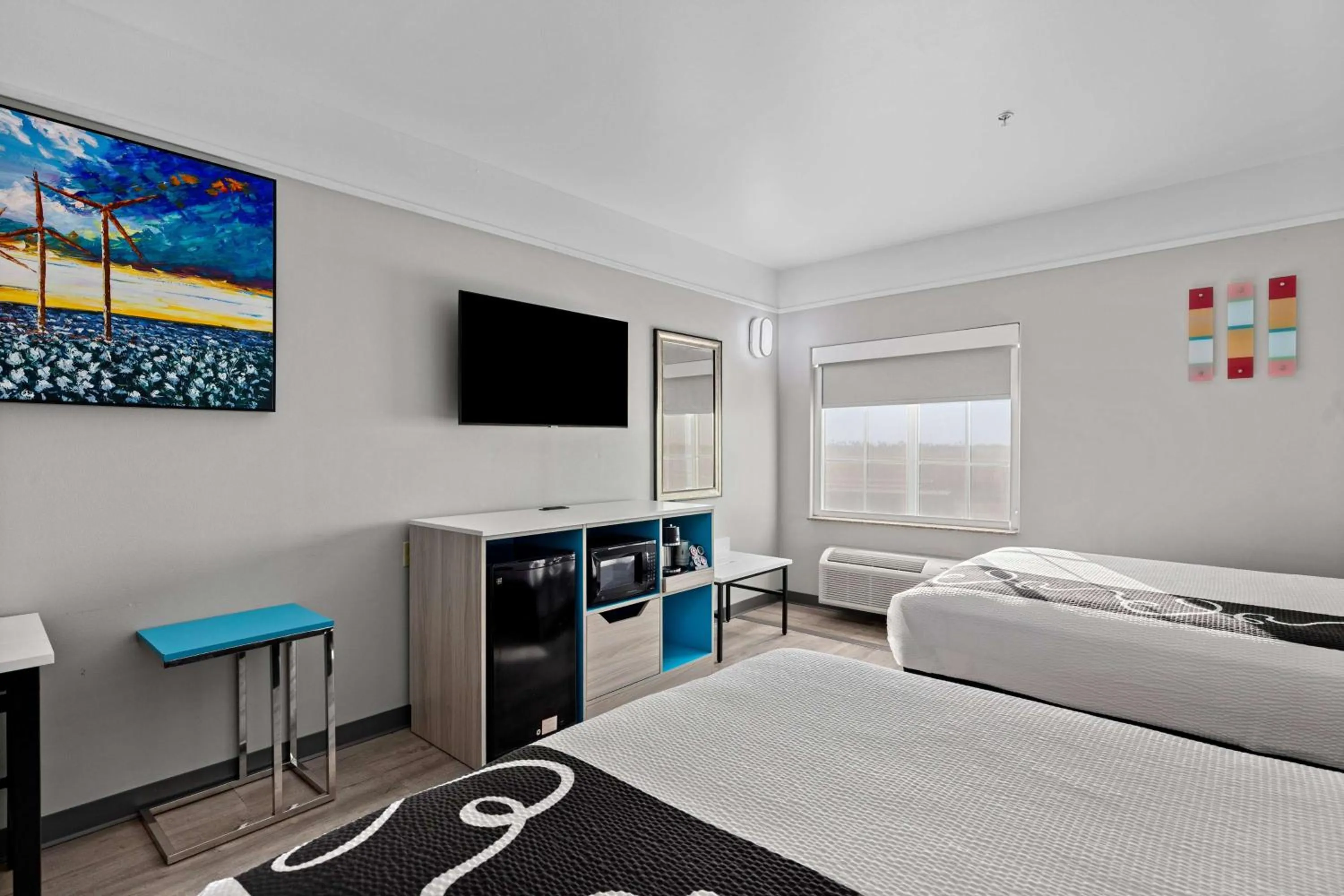 Photo of the whole room, Bed in La Quinta Inn Suites by Wyndham Raymondville Harlingen