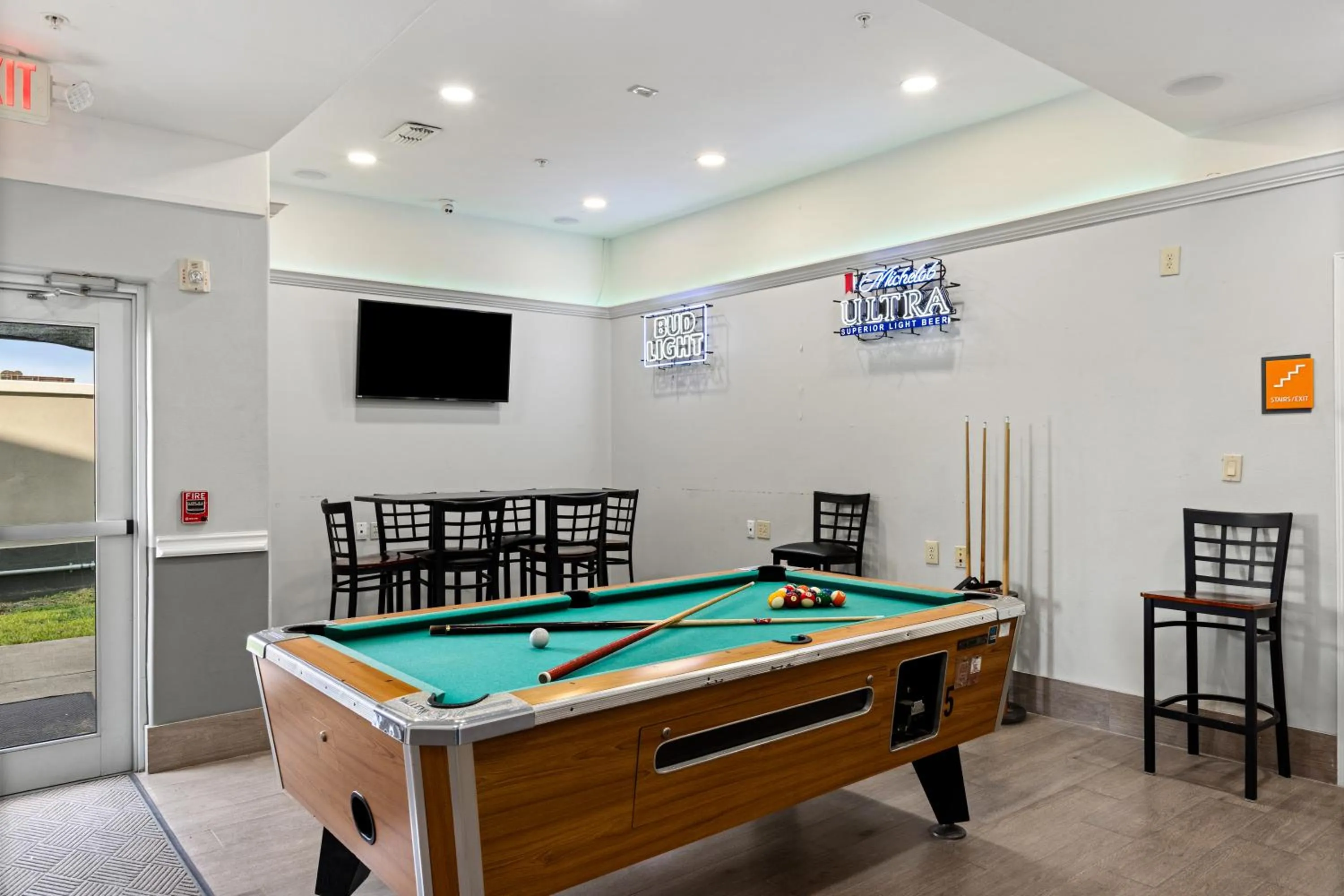 Communal lounge/ TV room in La Quinta Inn Suites by Wyndham Raymondville Harlingen