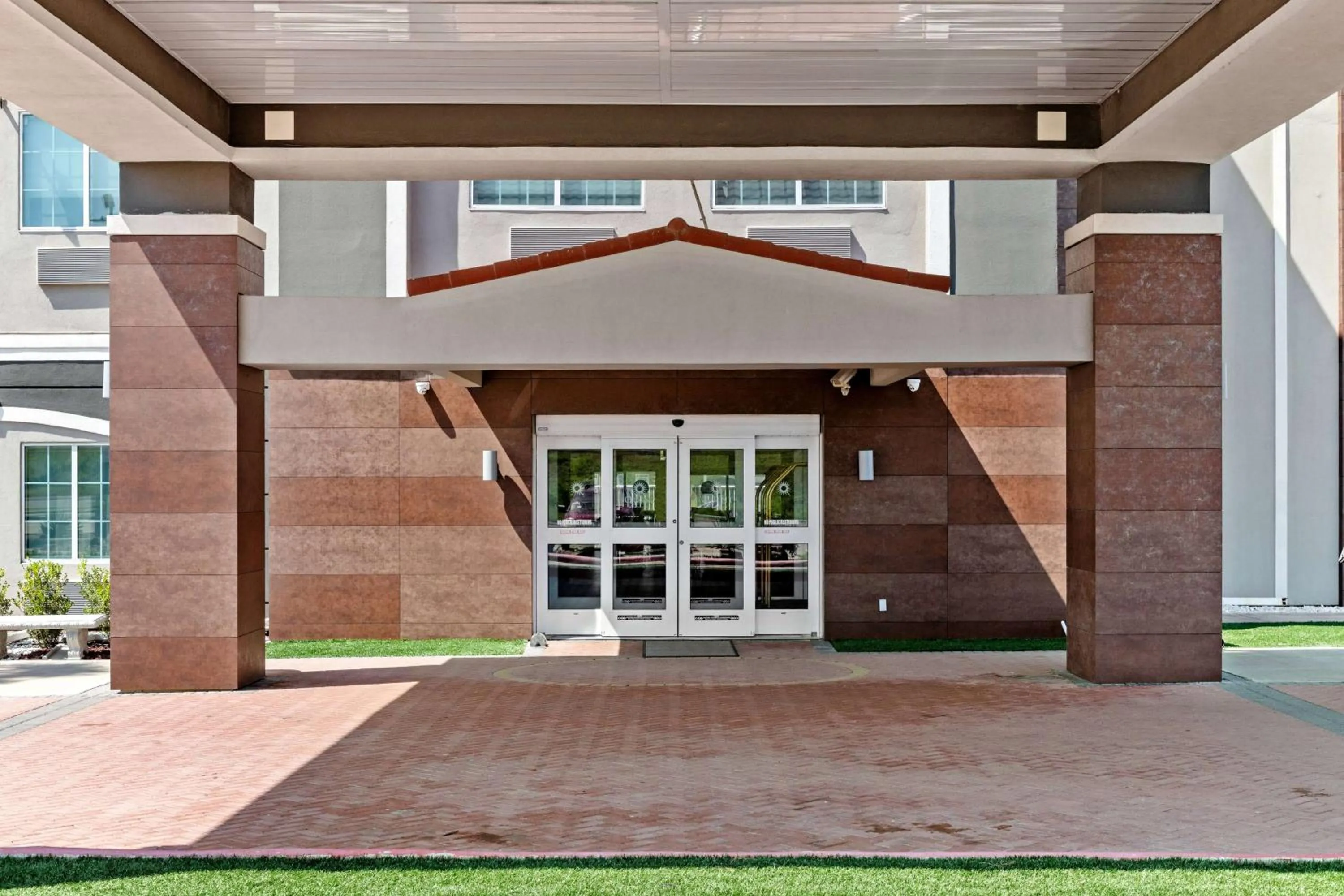 Property building in La Quinta Inn Suites by Wyndham Raymondville Harlingen