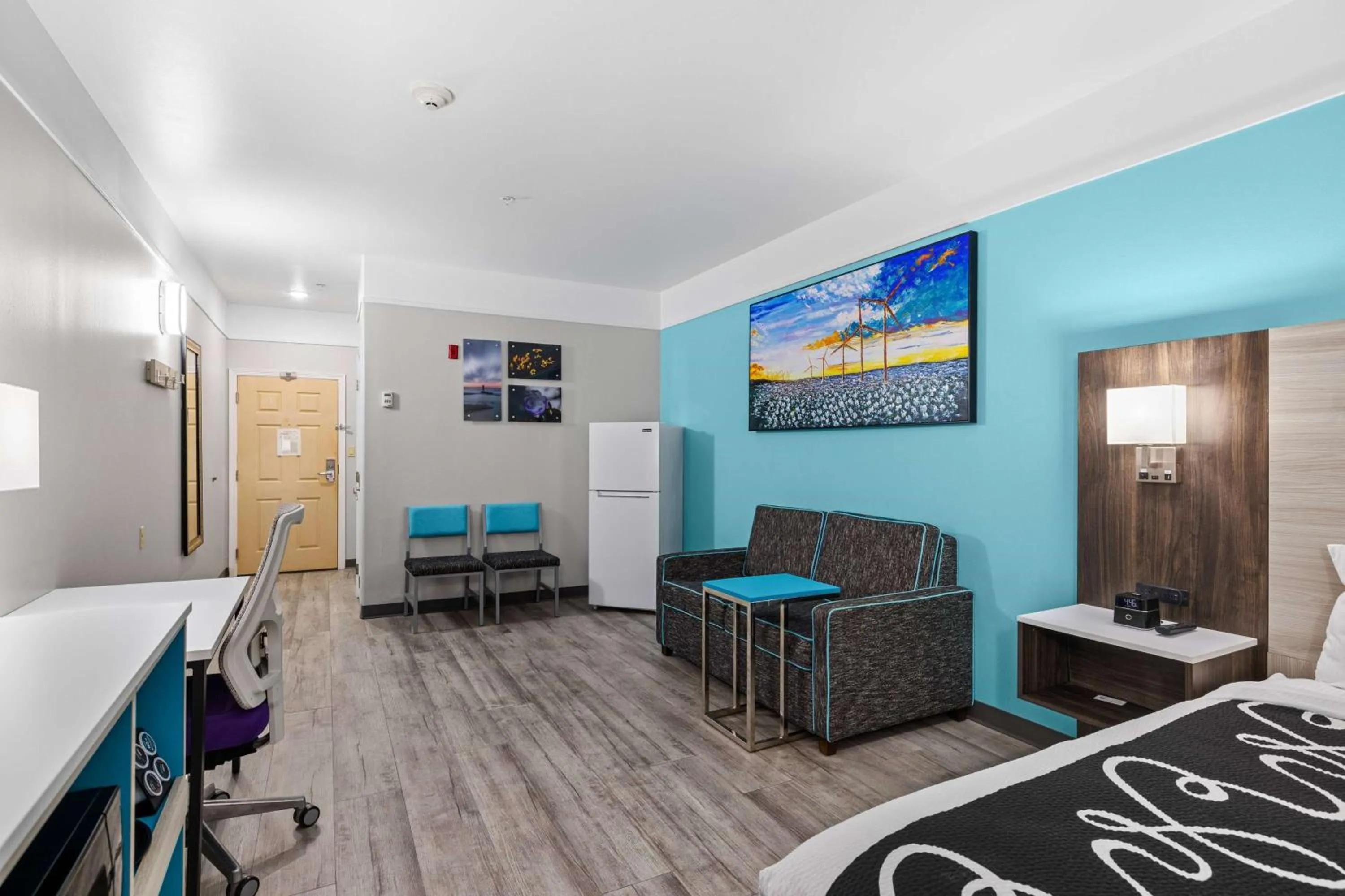 Photo of the whole room, Bed in La Quinta Inn Suites by Wyndham Raymondville Harlingen