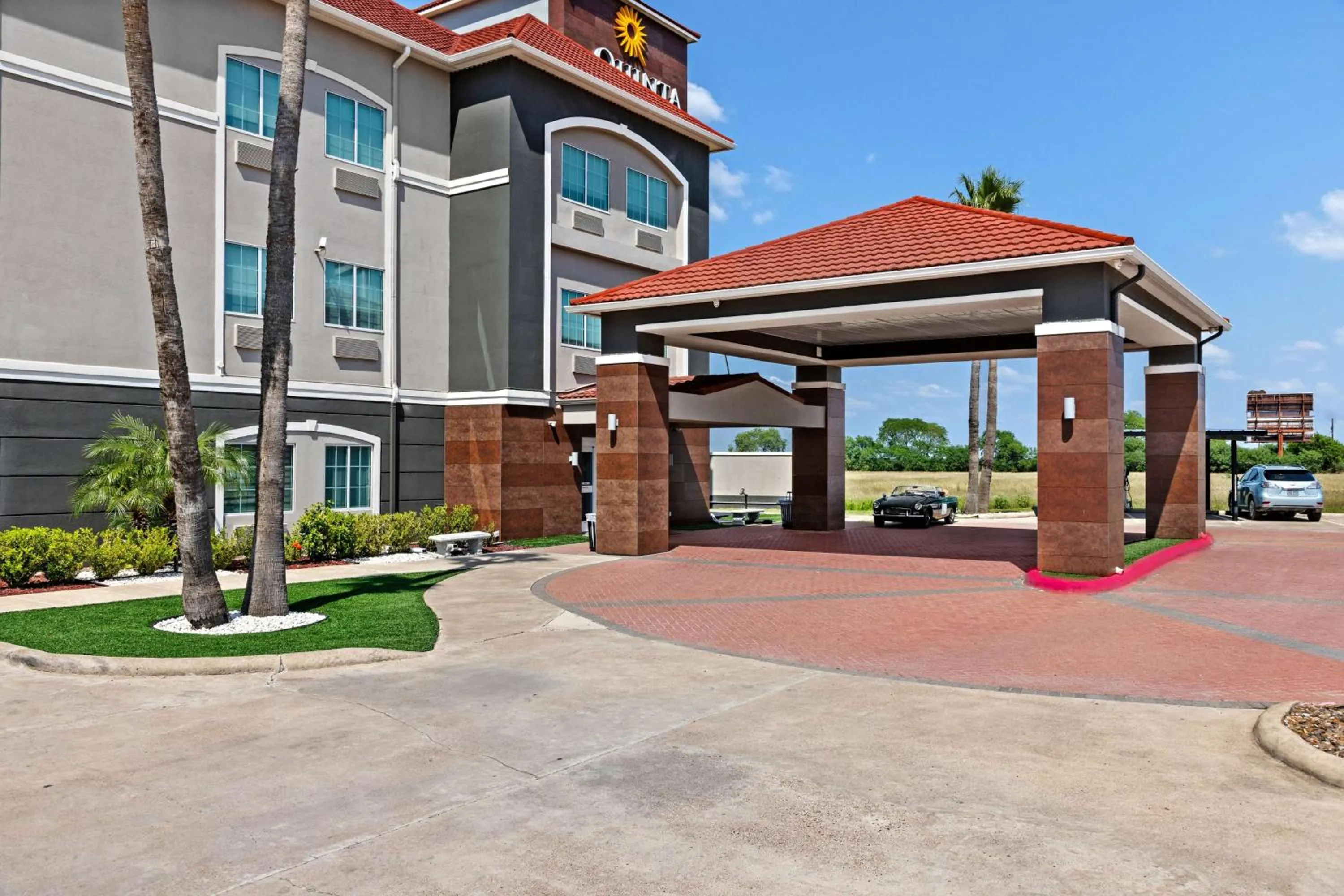 Property building in La Quinta Inn Suites by Wyndham Raymondville Harlingen