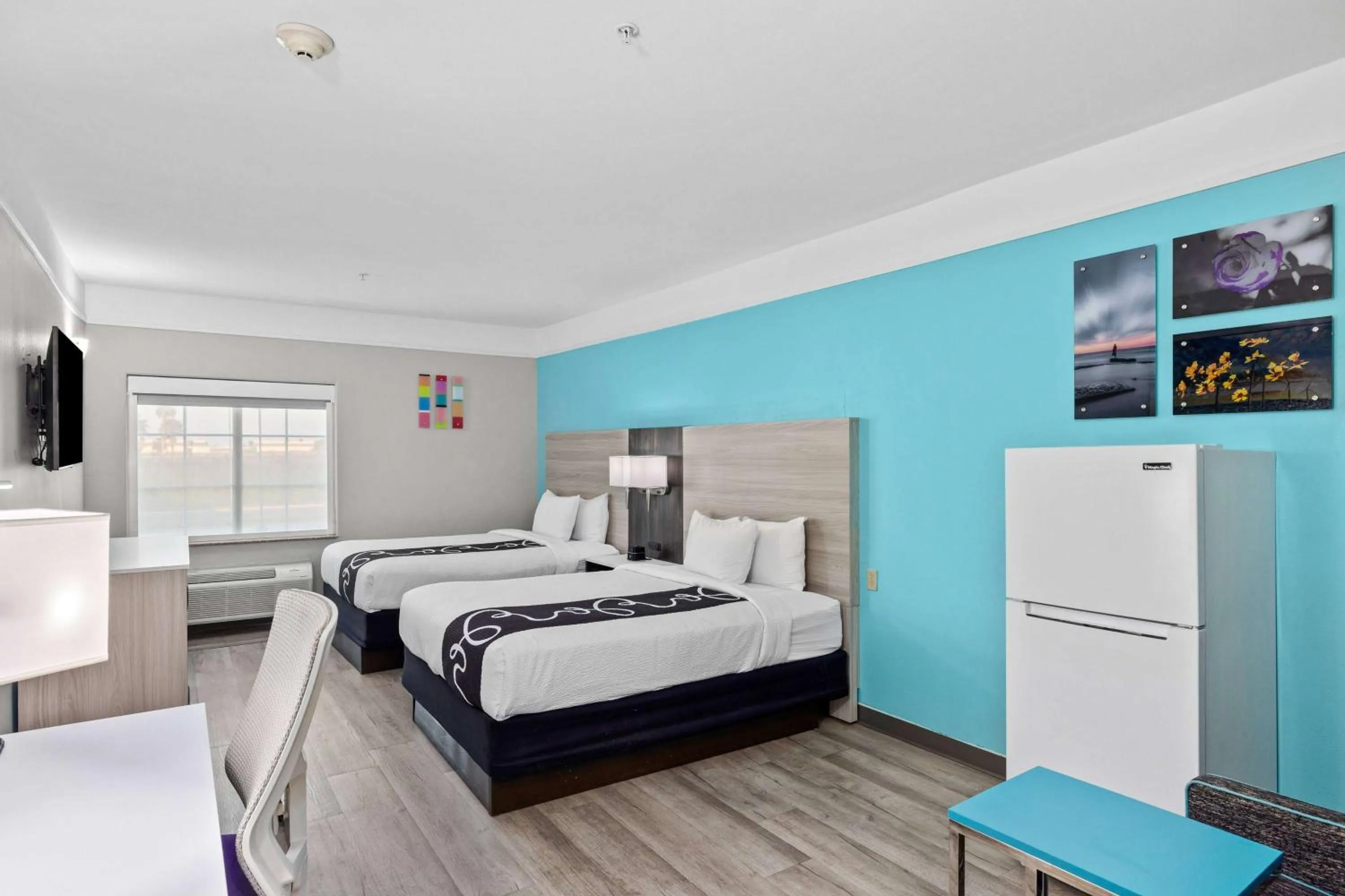 Photo of the whole room, Bed in La Quinta Inn Suites by Wyndham Raymondville Harlingen