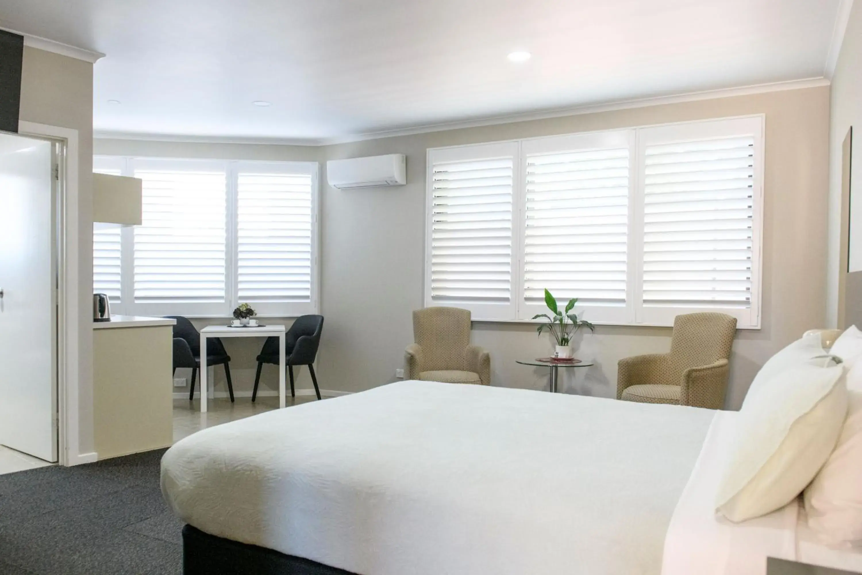 Superior Queen Room in Central Deborah Motel Superior Queen Room in Central Deborah Motel