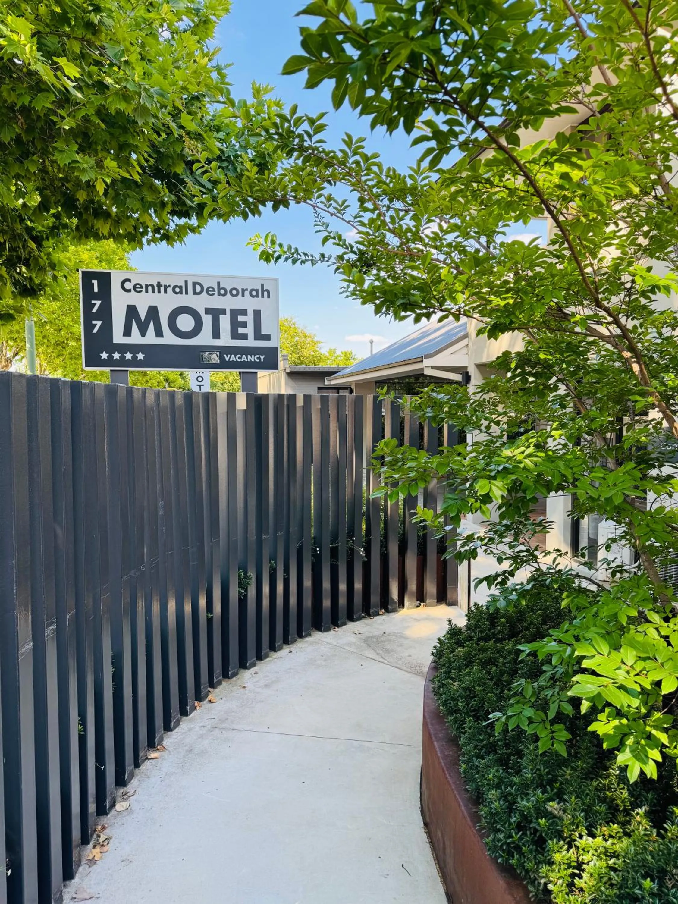 Facade/entrance in Central Deborah Motel