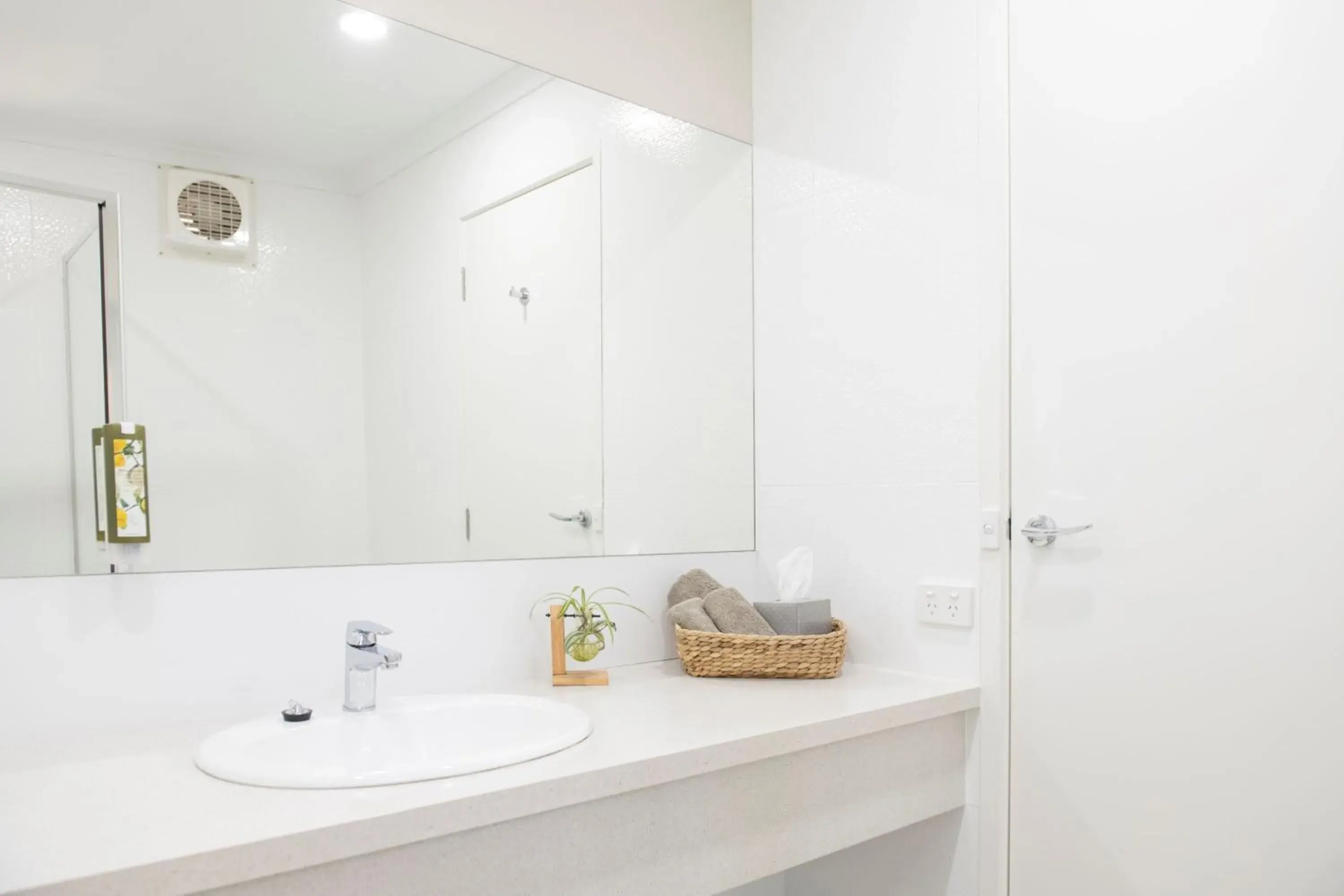 Queen Room in Central Deborah Motel Queen Room in Central Deborah Motel