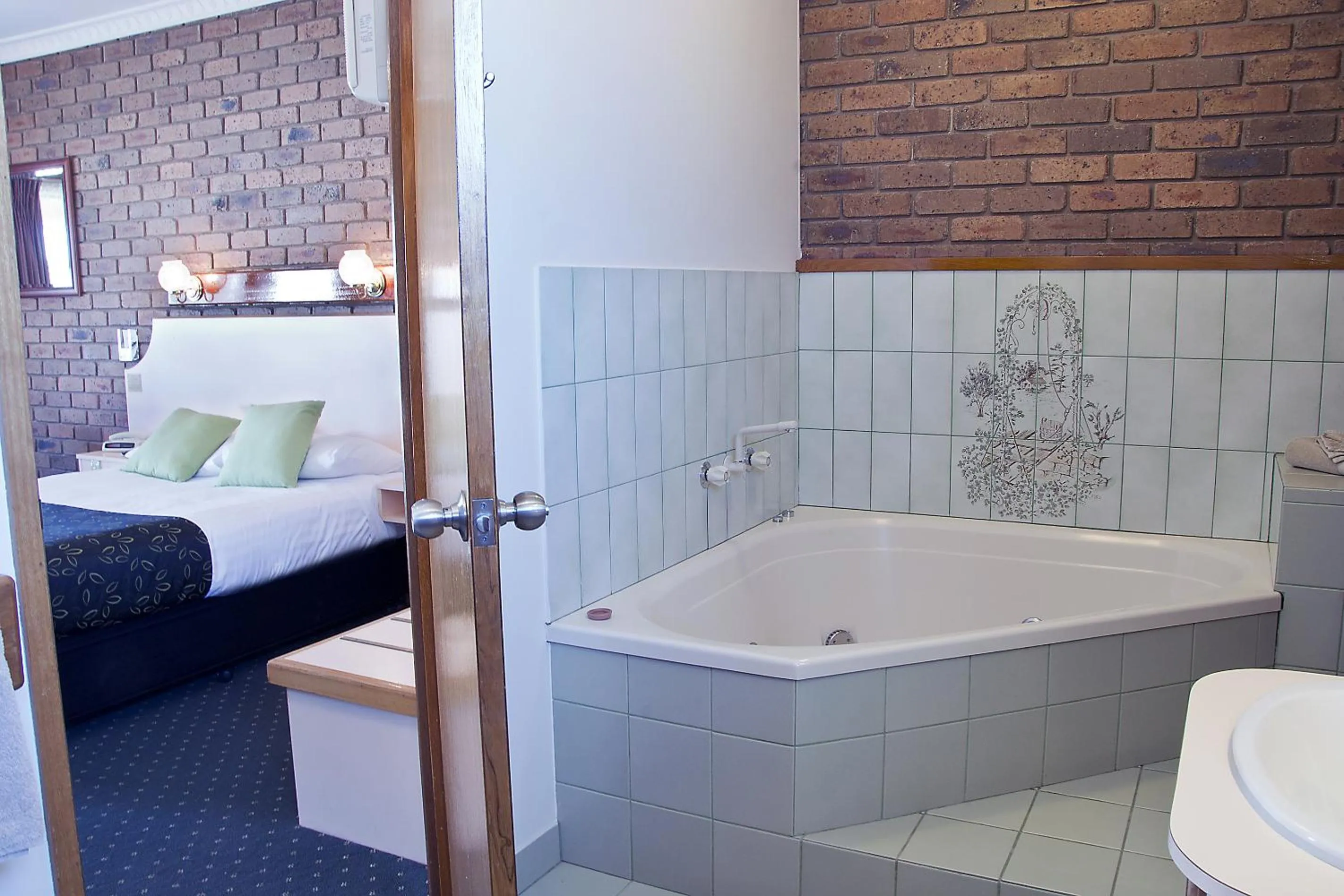 Bathroom, Bed in Travellers Rest Motor Inn Swan Hill