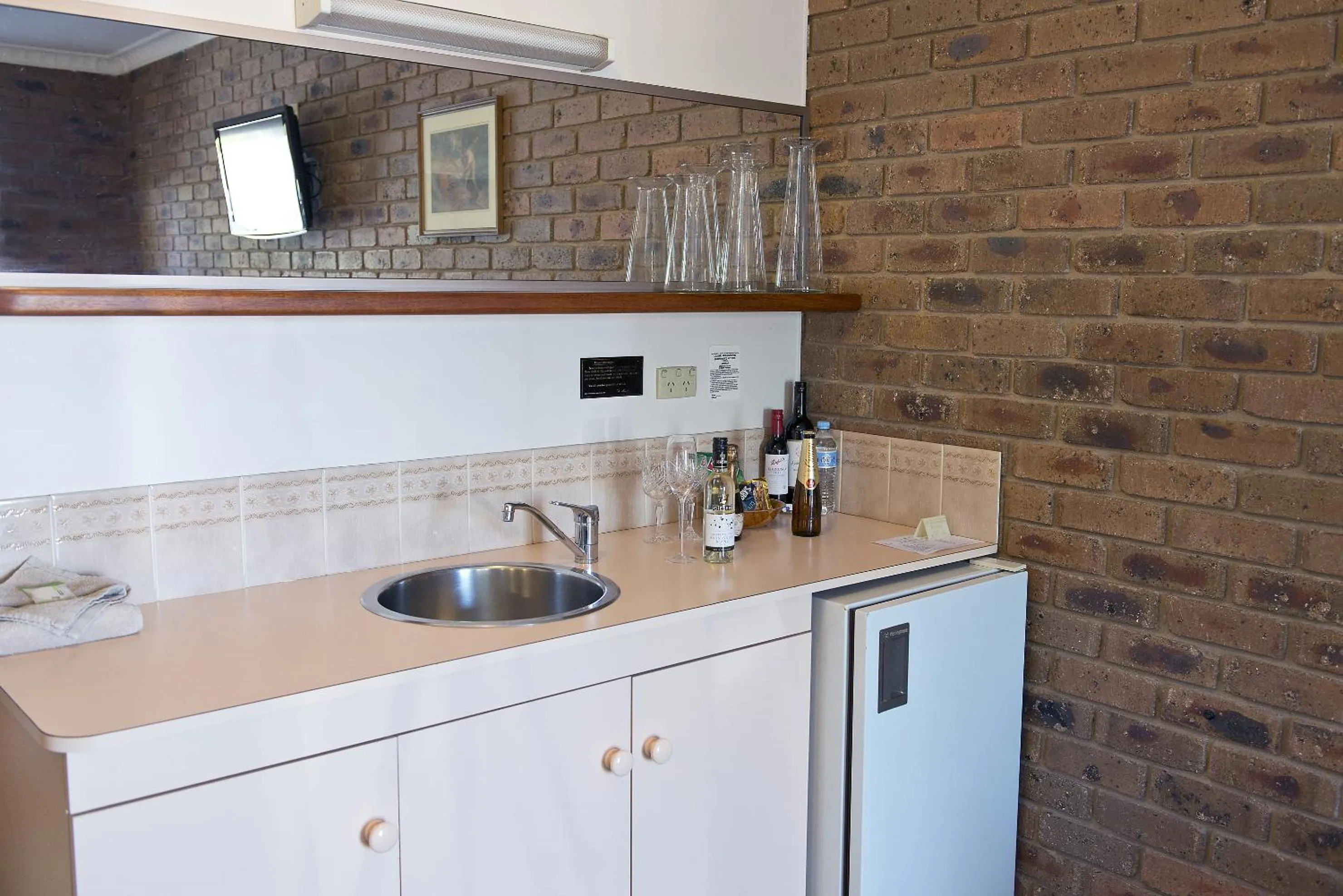 Kitchen or kitchenette in Travellers Rest Motor Inn Swan Hill