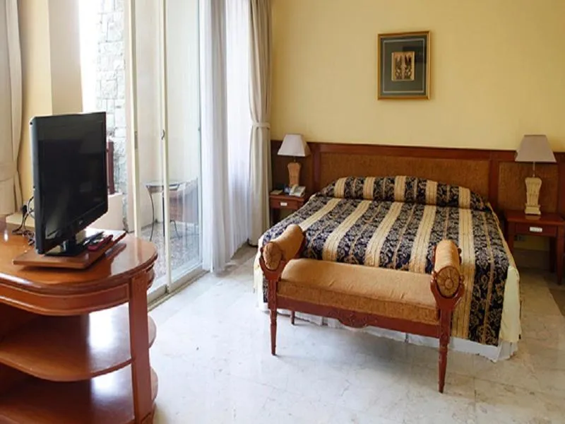 Bed in Resor Tuban Tropis