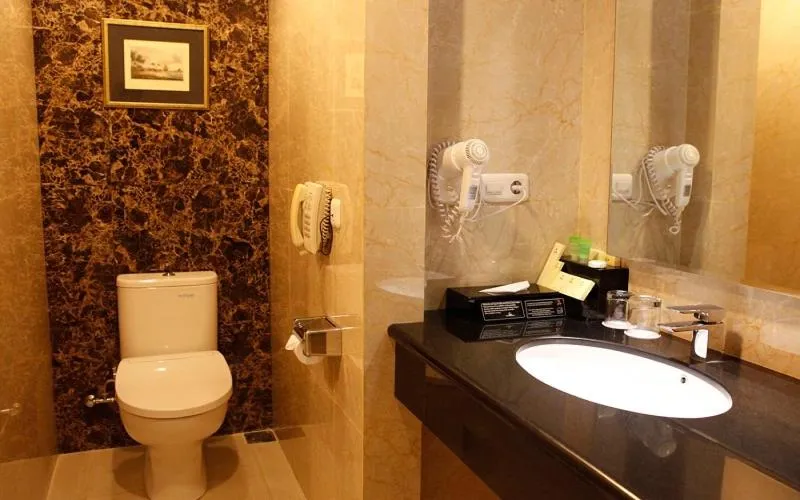 Toilet in Resor Tuban Tropis