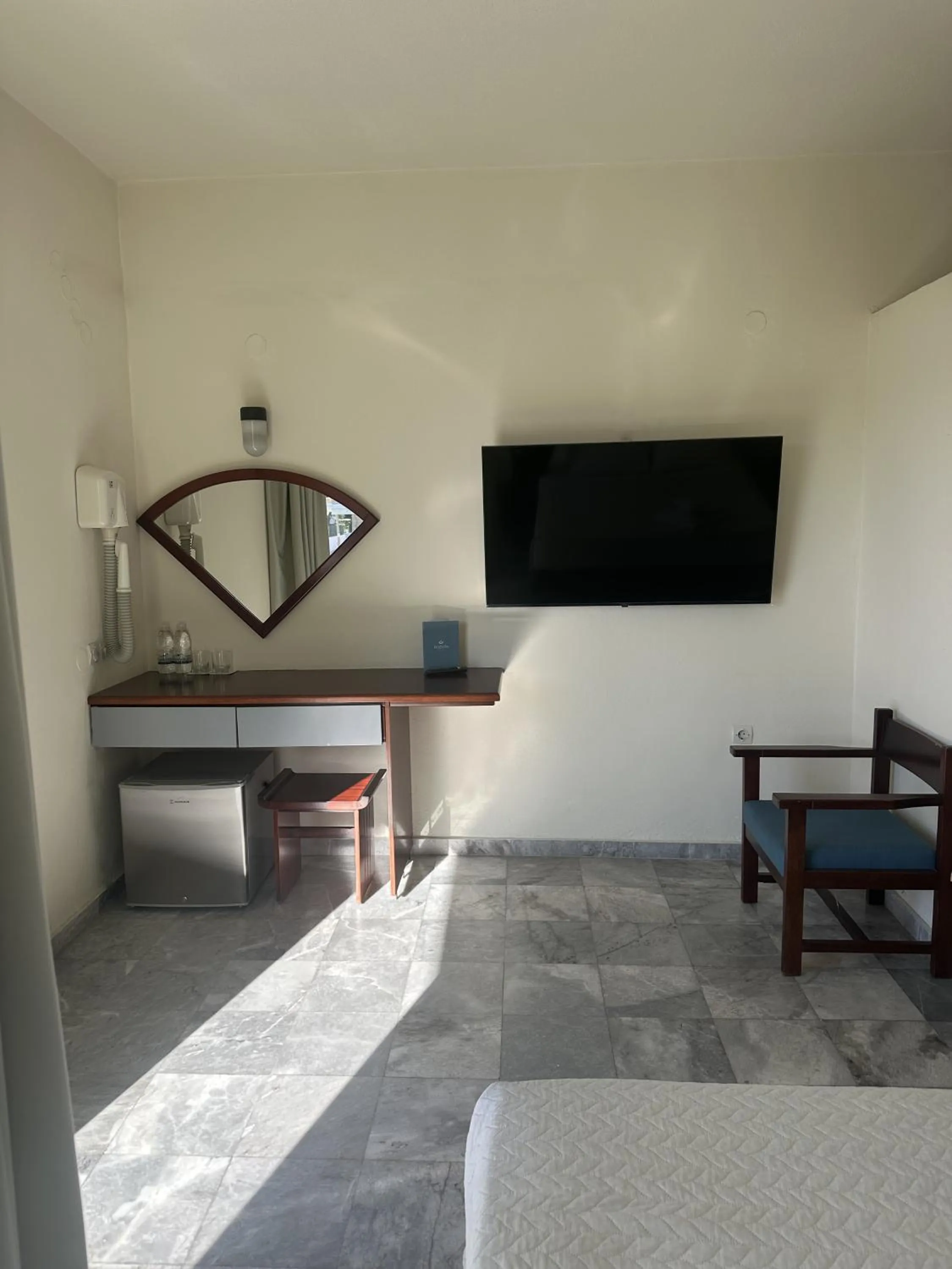 Communal lounge/ TV room, Bed in Rodon Hotel