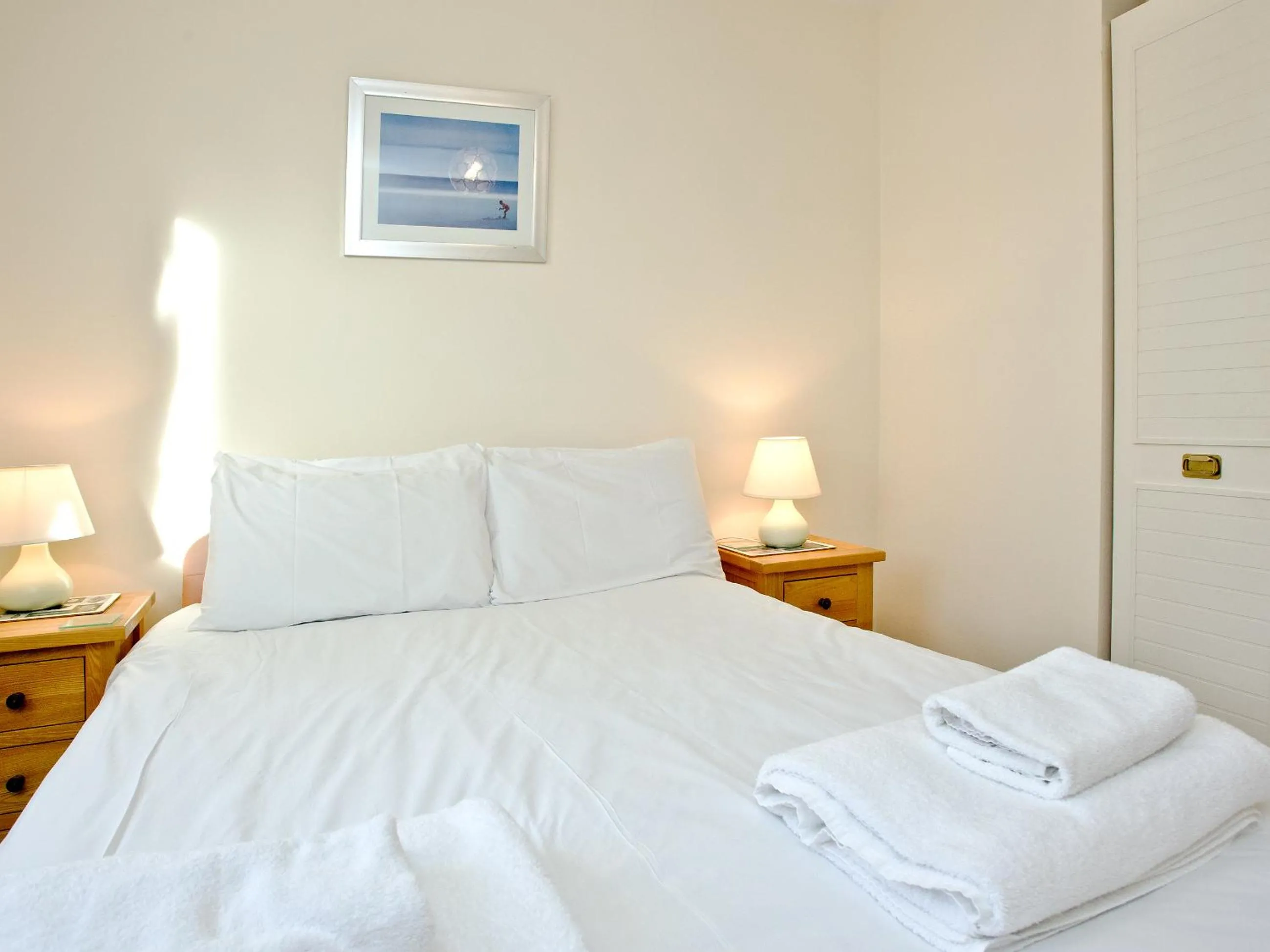 Bedroom, Bed in 15 Belvedere Court