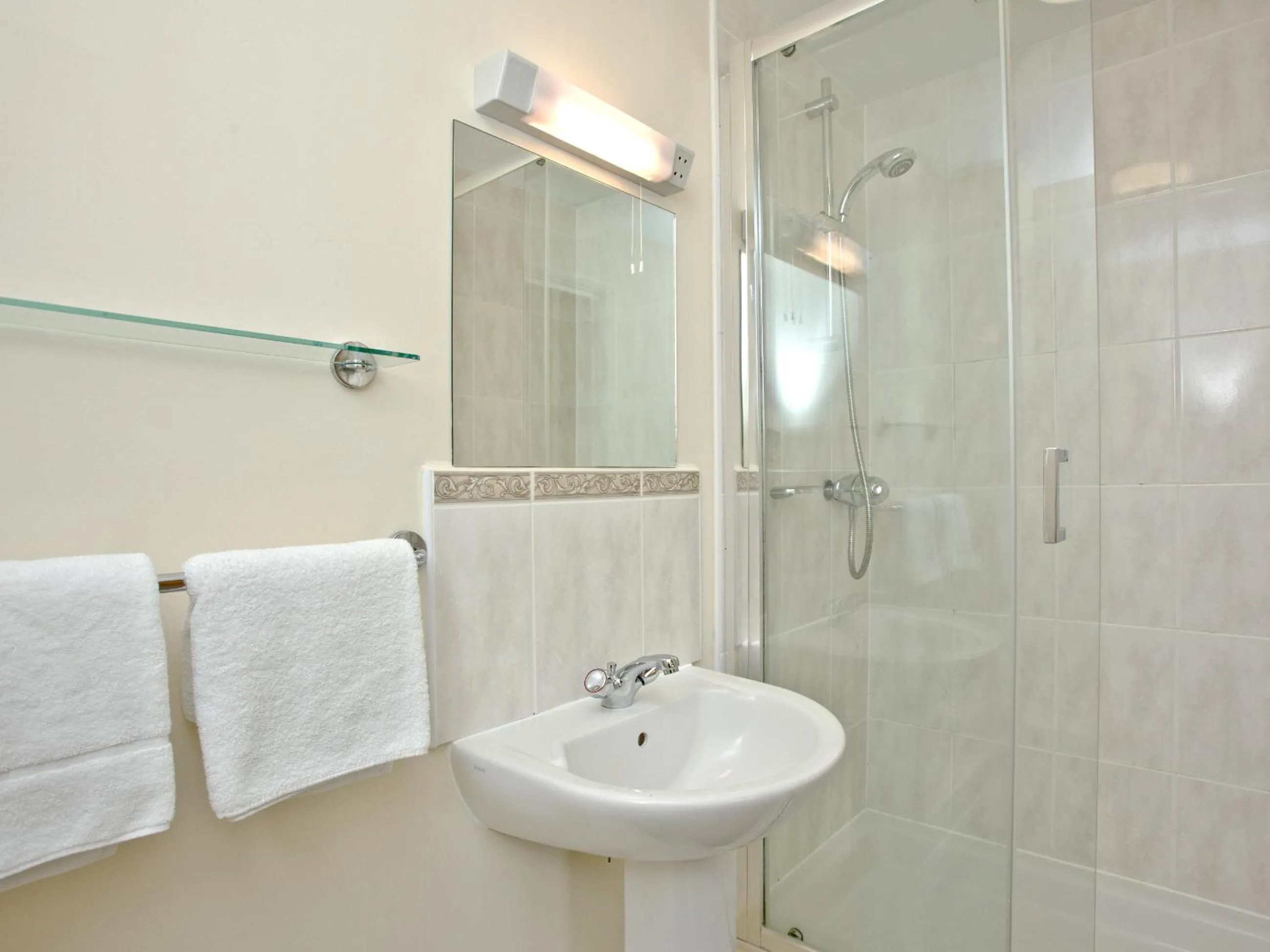 Shower in 15 Belvedere Court