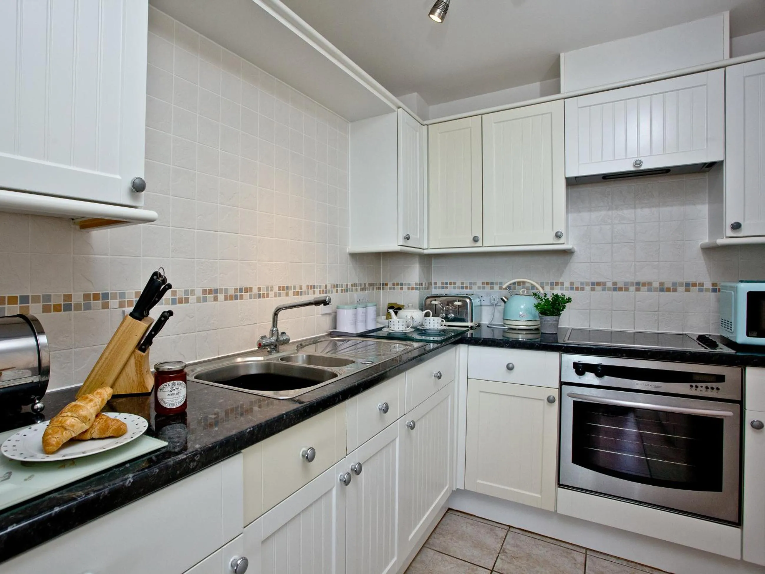 Kitchen or kitchenette in 16 Belvedere Court