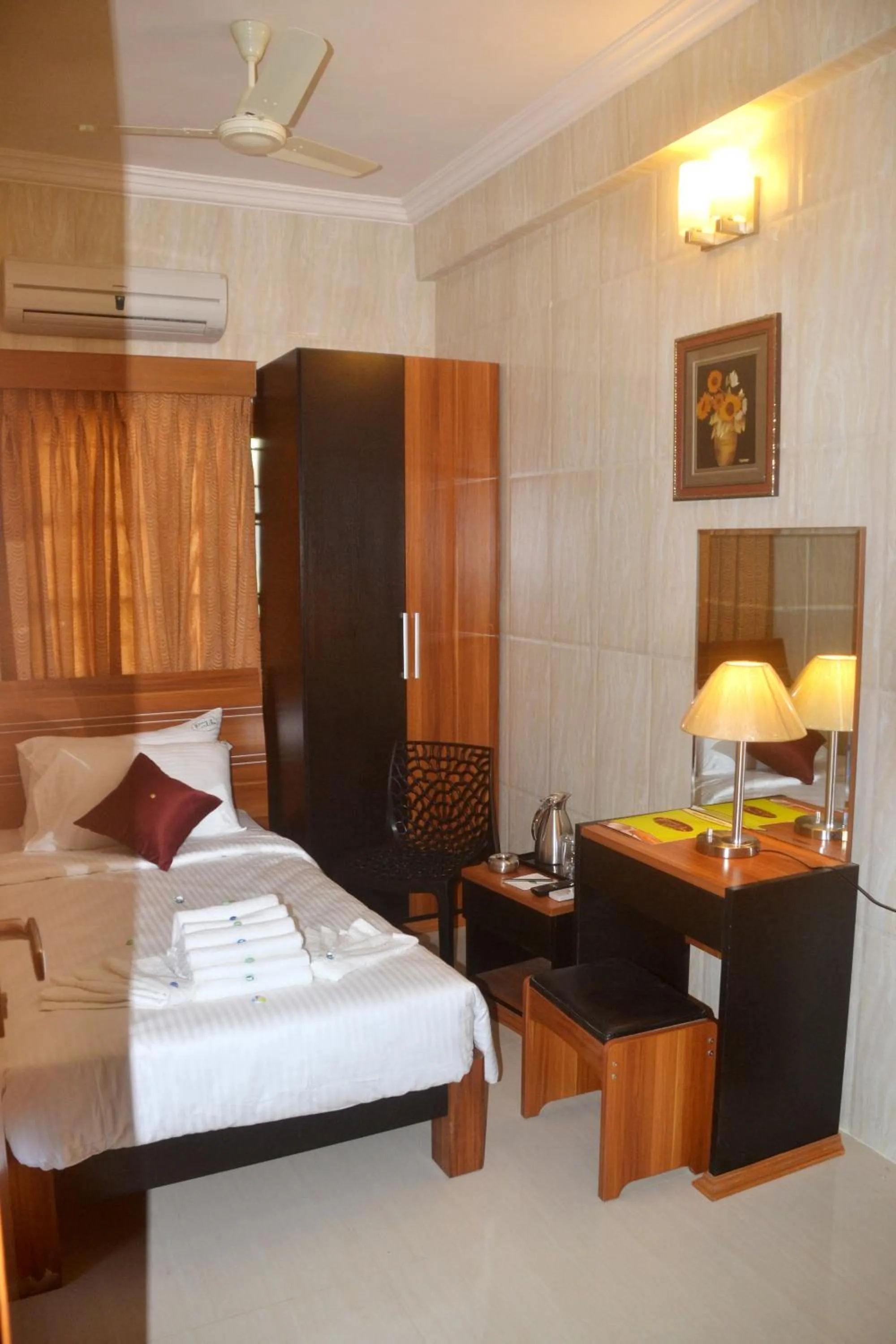 Photo of the whole room, Bed in Peace Inn Chennai