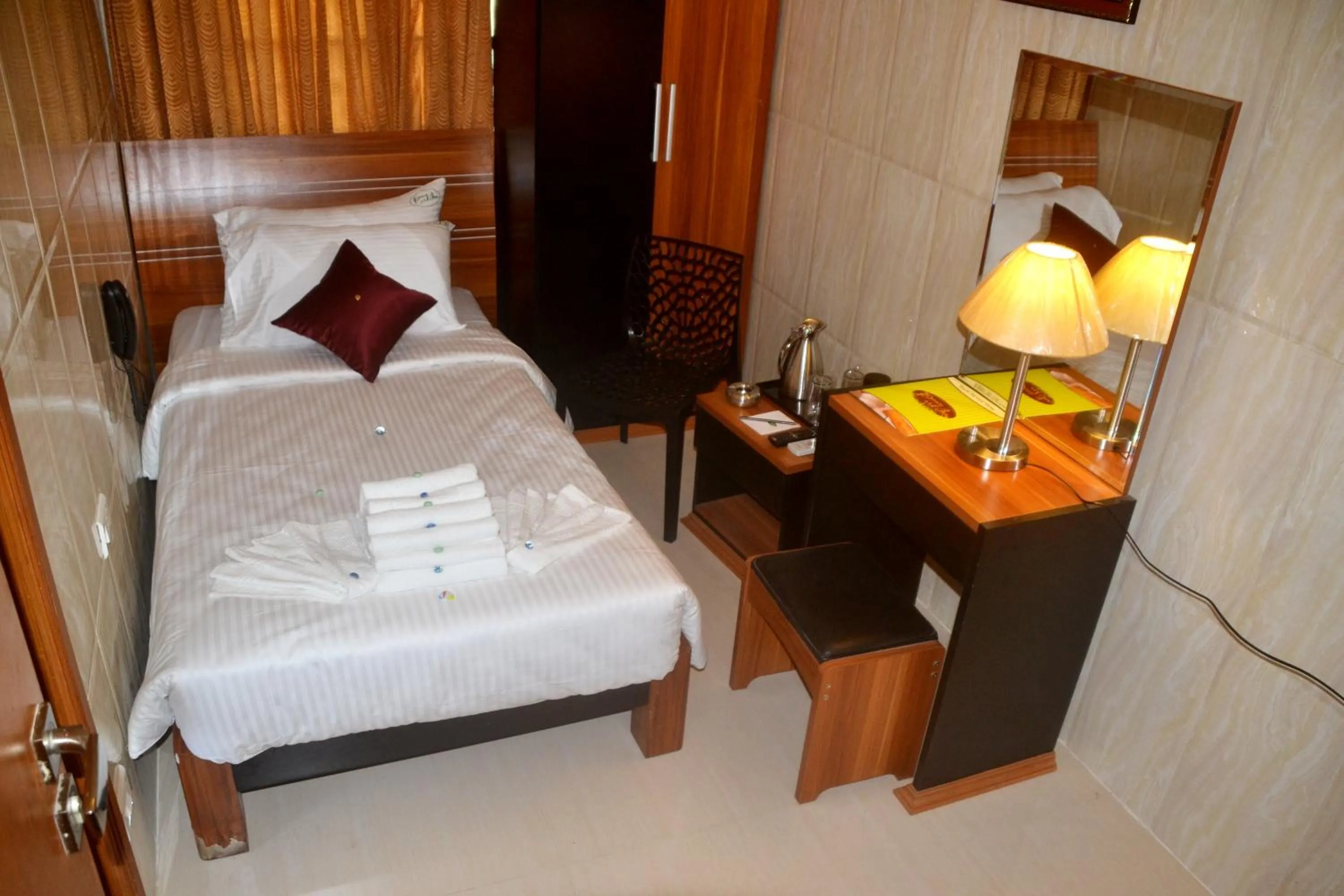 Photo of the whole room, Bed in Peace Inn Chennai