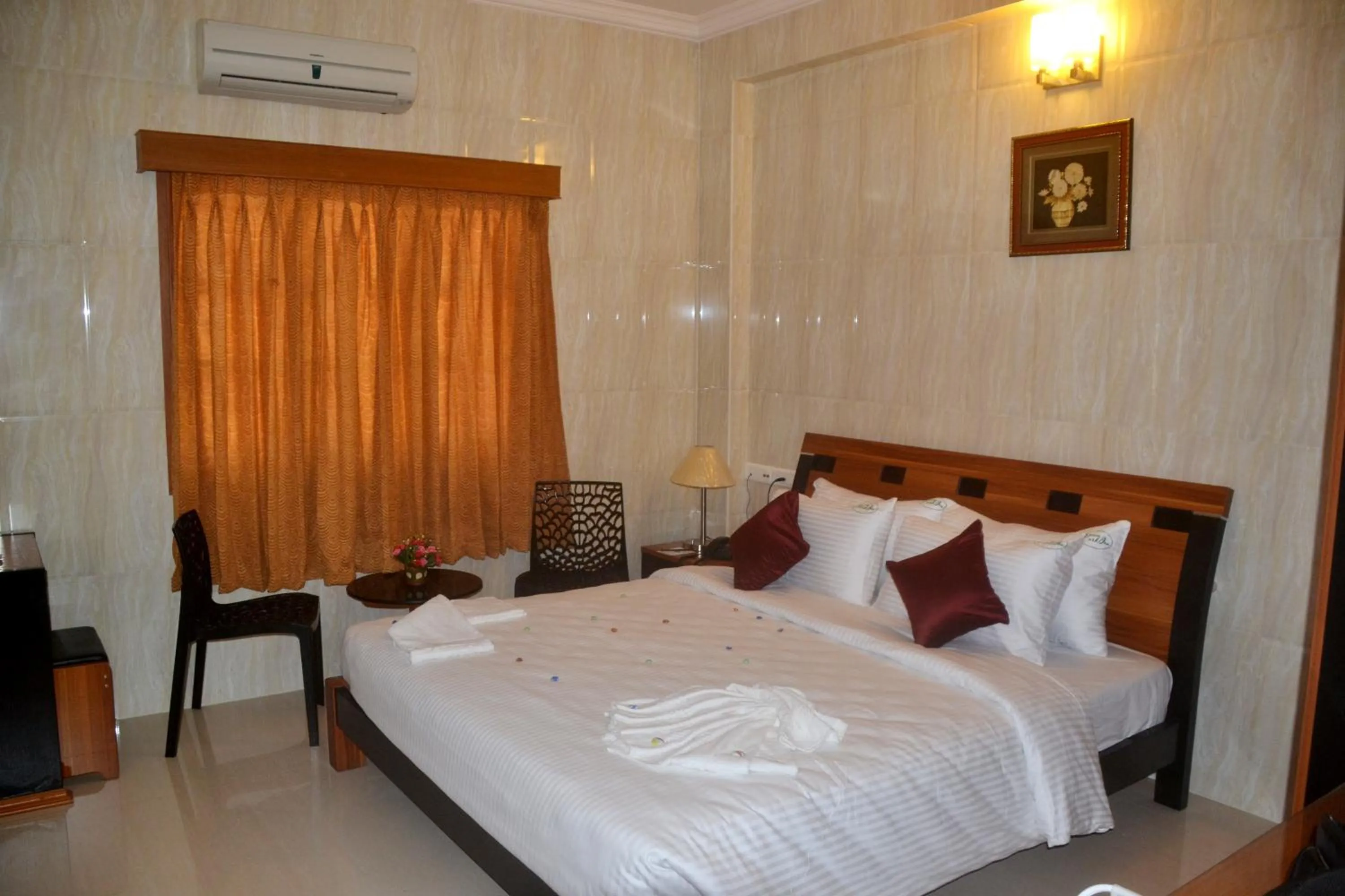 Photo of the whole room, Bed in Peace Inn Chennai