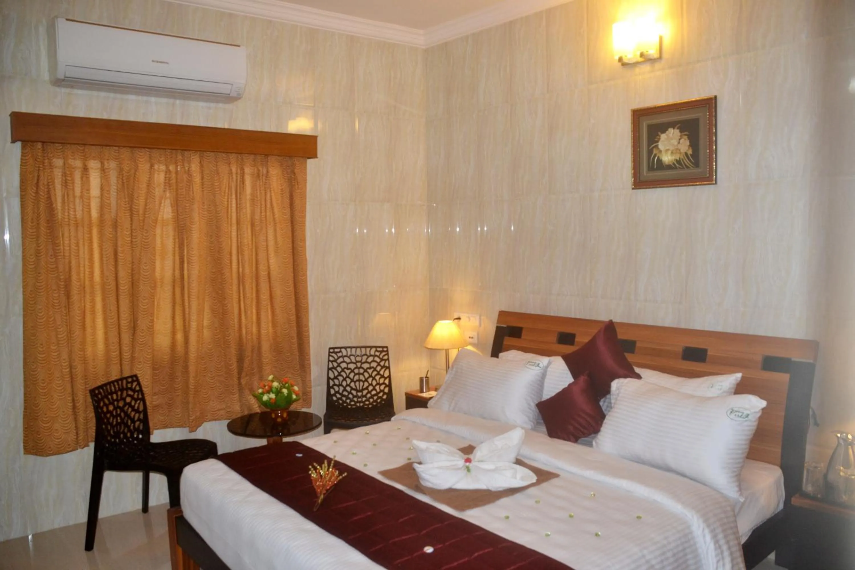Photo of the whole room, Bed in Peace Inn Chennai