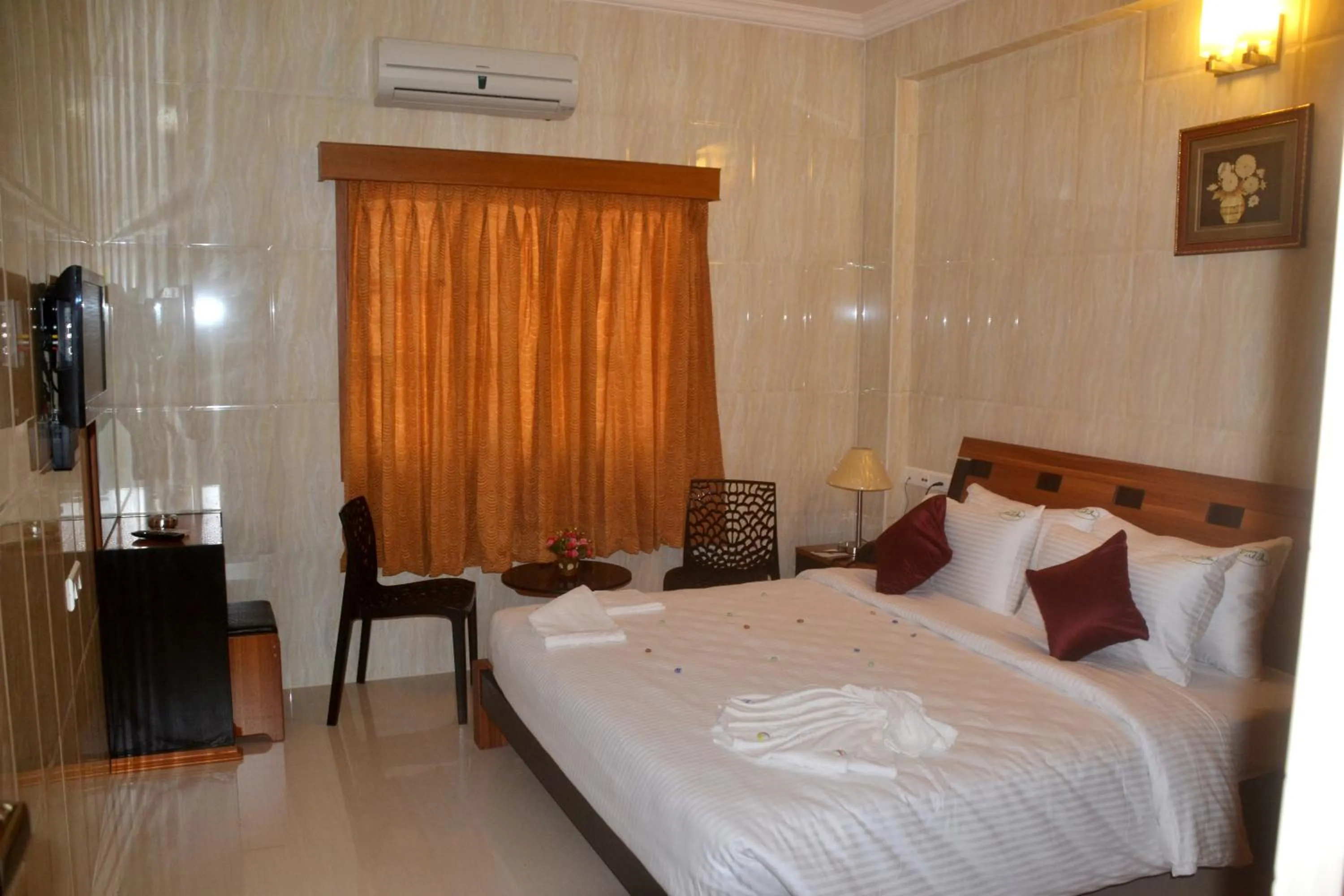 Photo of the whole room, Bed in Peace Inn Chennai