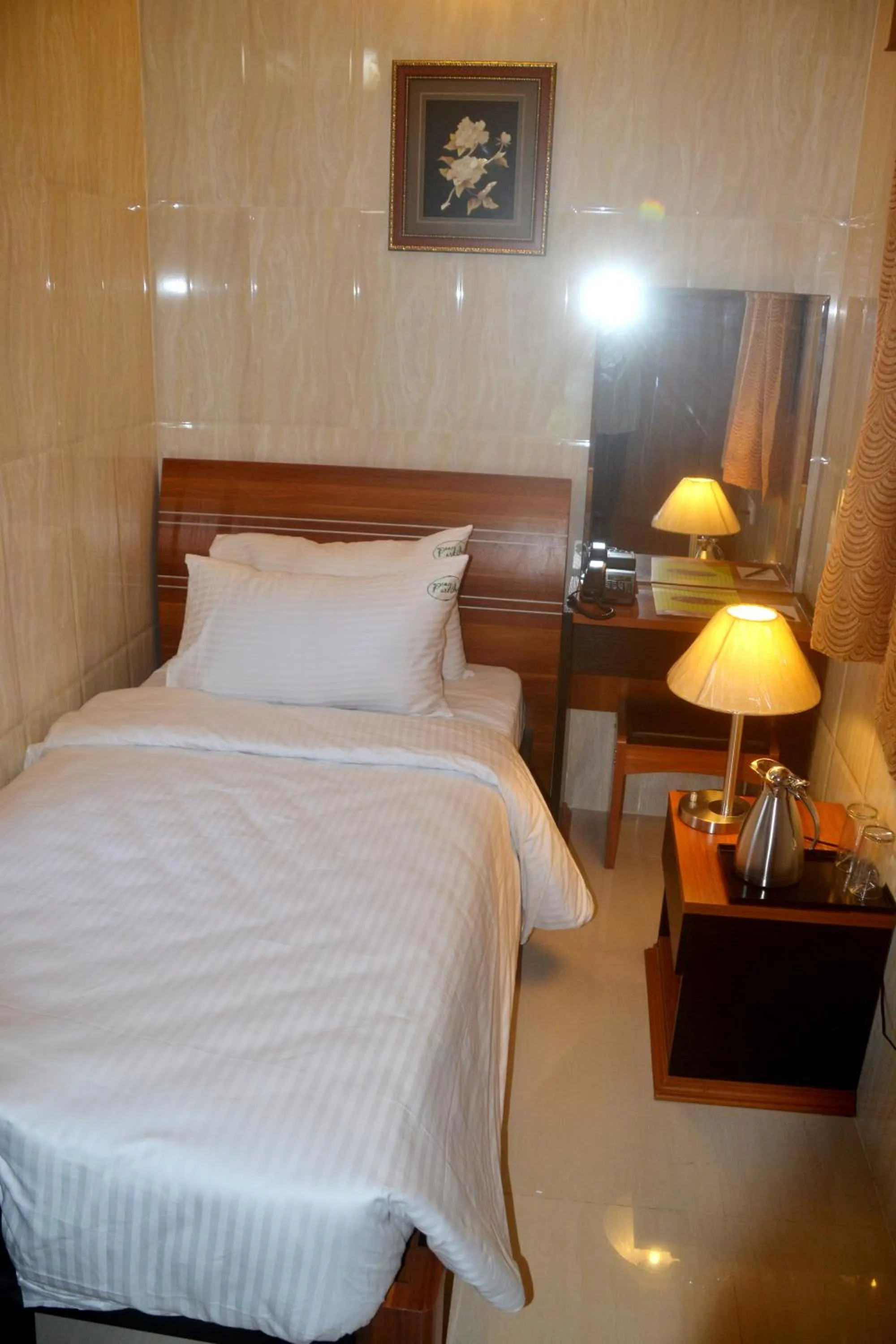 Photo of the whole room, Bed in Peace Inn Chennai